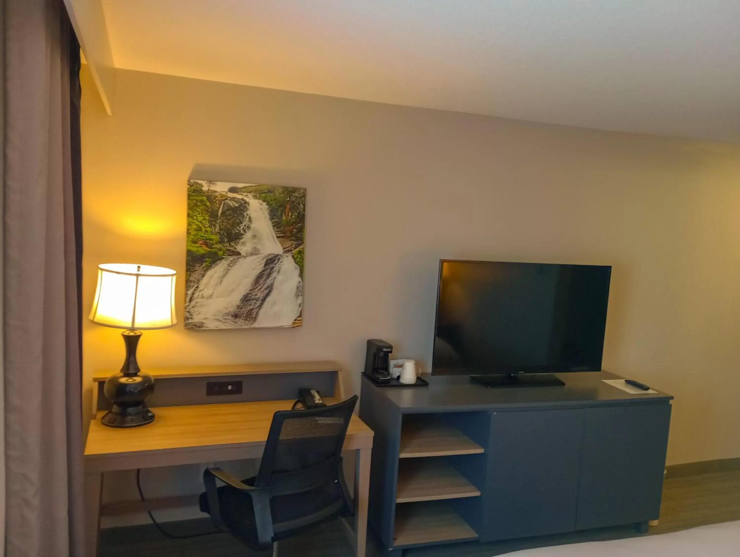 TV and multimedia, TV/Entertainment Center in Country Inn & Suites by Radisson, Portland International Airport, OR