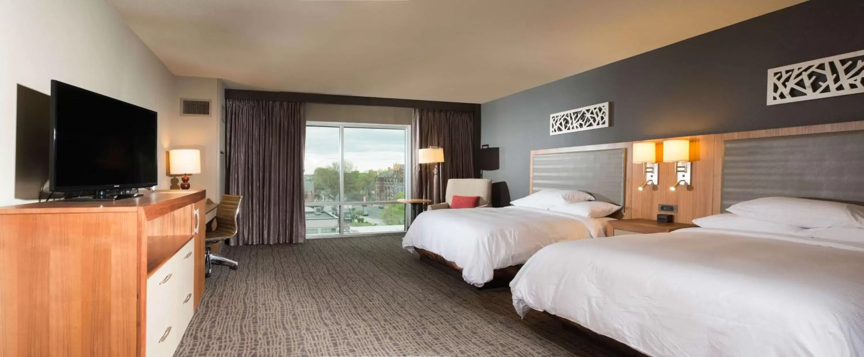 Bedroom, TV/Entertainment Center in The Broadway Columbia - a DoubleTree by Hilton Hotel