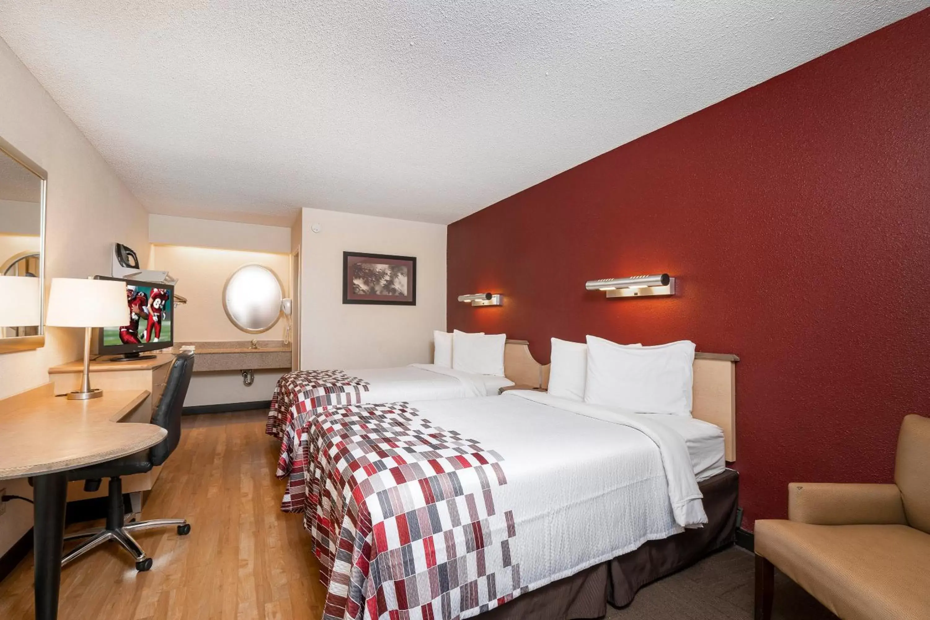 Photo of the whole room, Bed in Red Roof Inn Indianapolis South