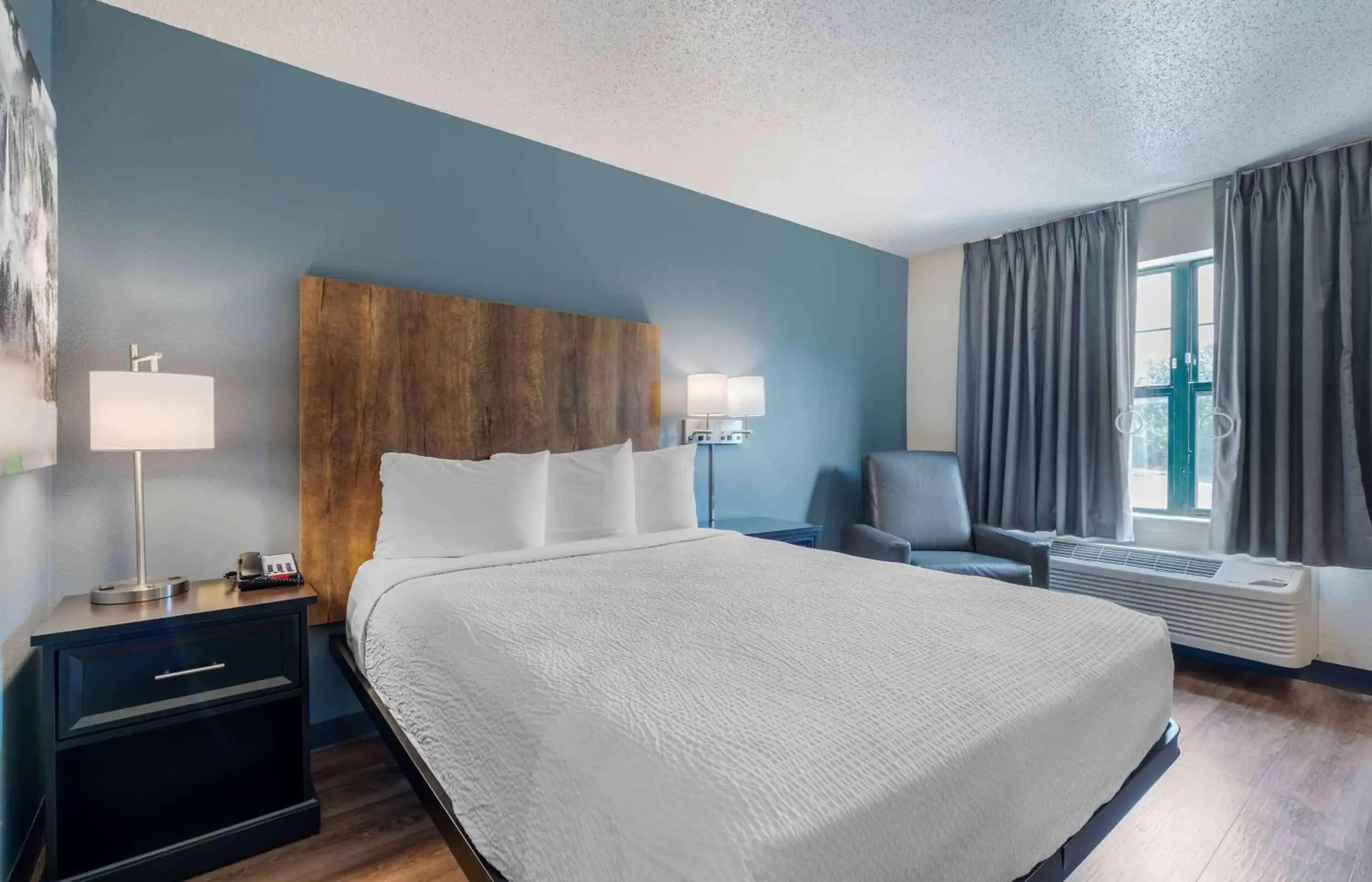 Bedroom, Bed in Extended Stay America Suites - Charlotte - Tyvola Rd