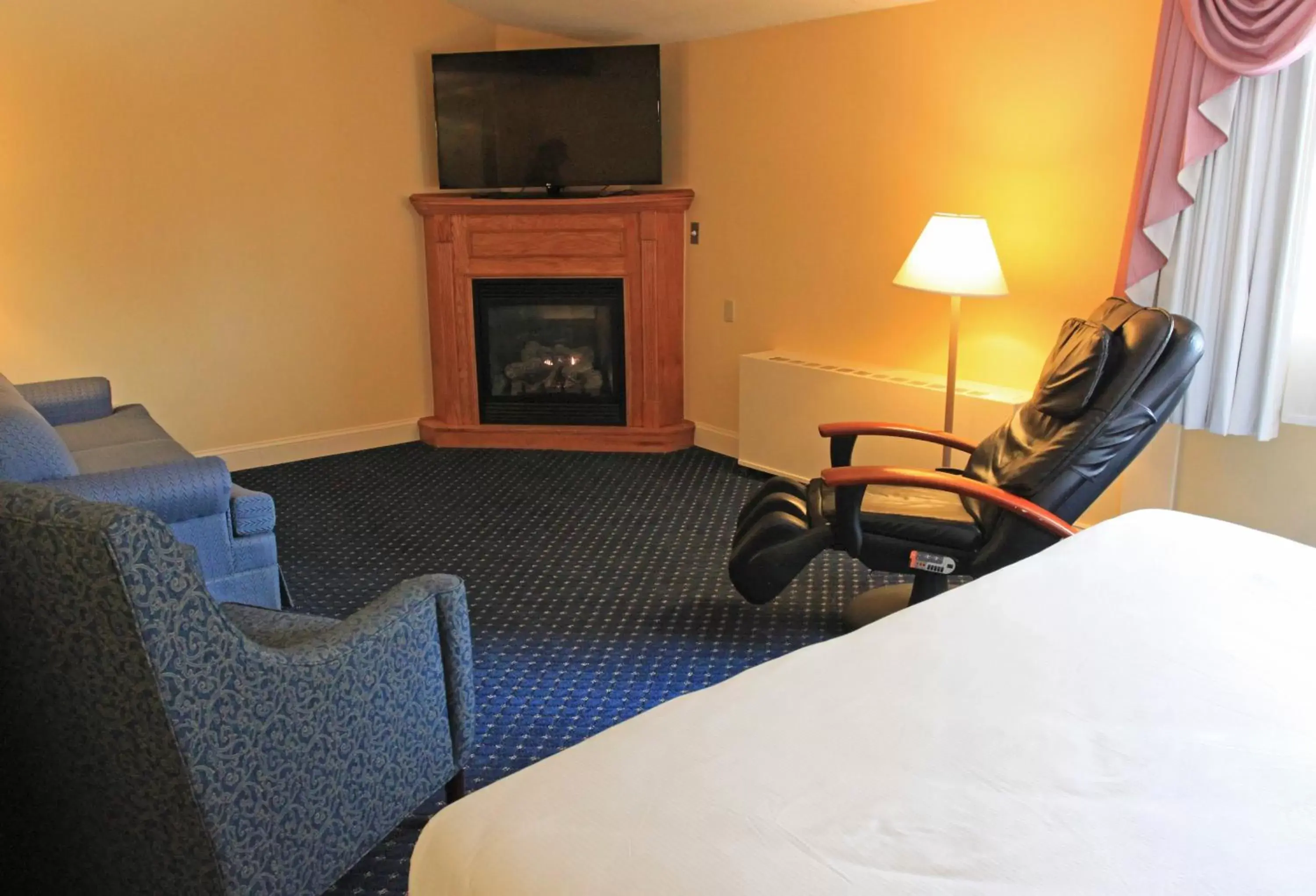 TV and multimedia, TV/Entertainment Center in Fireside Inn & Suites Waterville