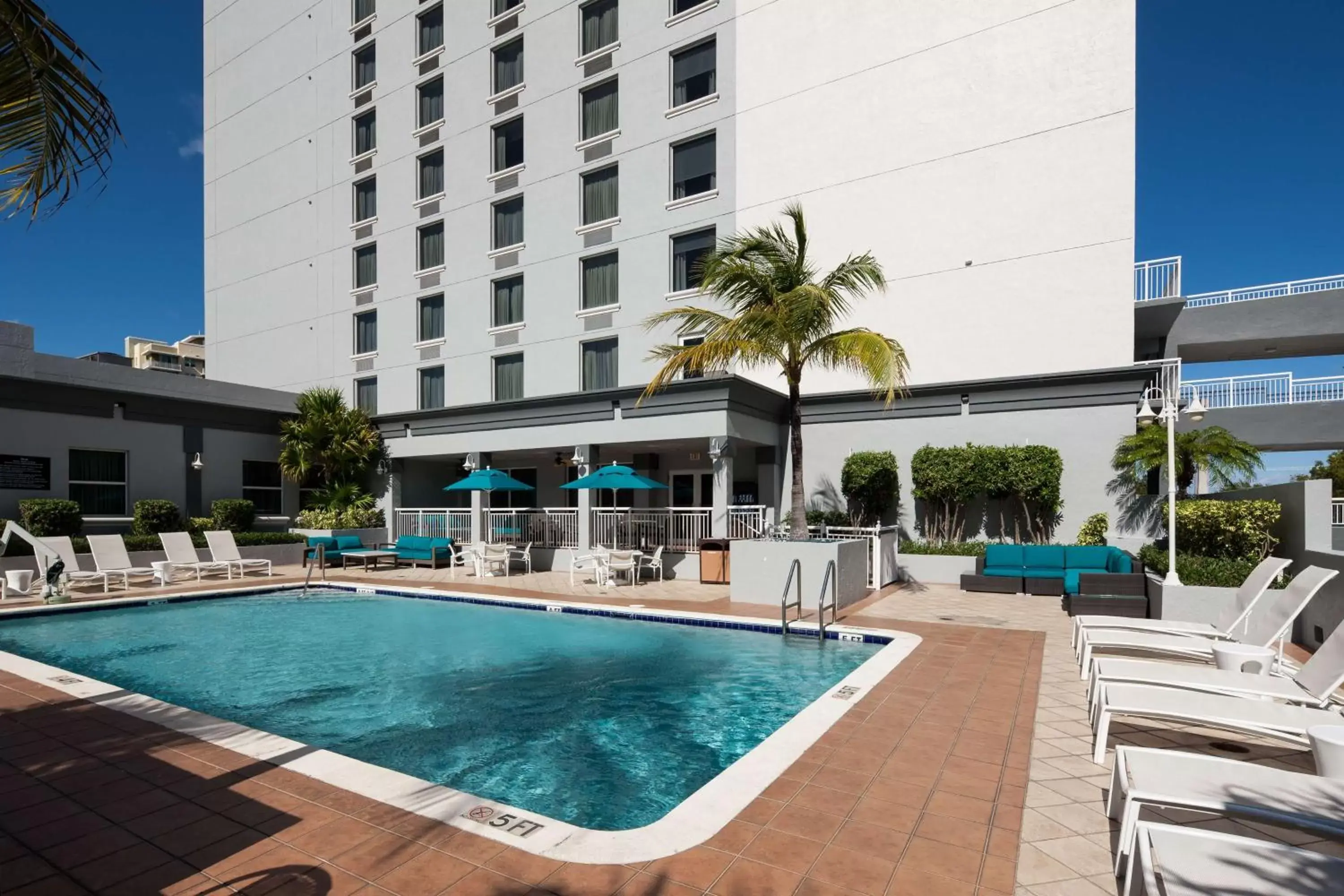 Swimming Pool in Hampton Inn Fort Lauderdale Downtown Las Olas Area