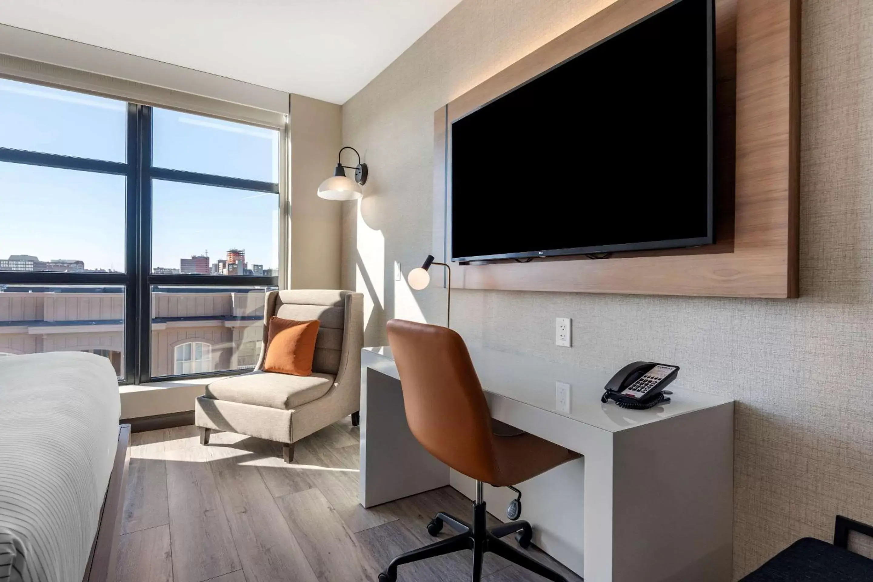 Bedroom, TV/Entertainment Center in Cambria Hotel Portland Downtown Old Port