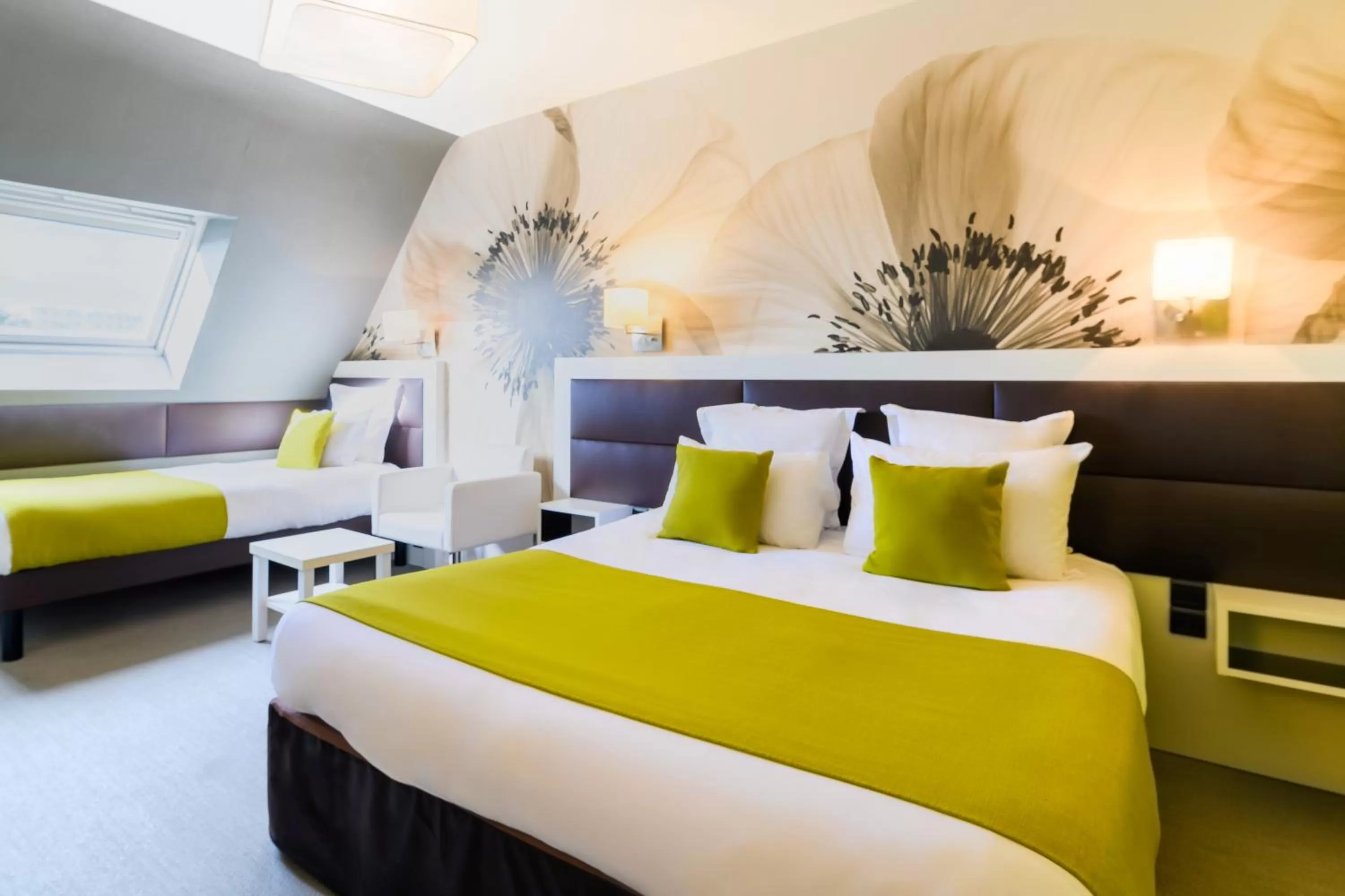 Property building, Bed in Quality Hotel La Marebaudière Vannes Centre