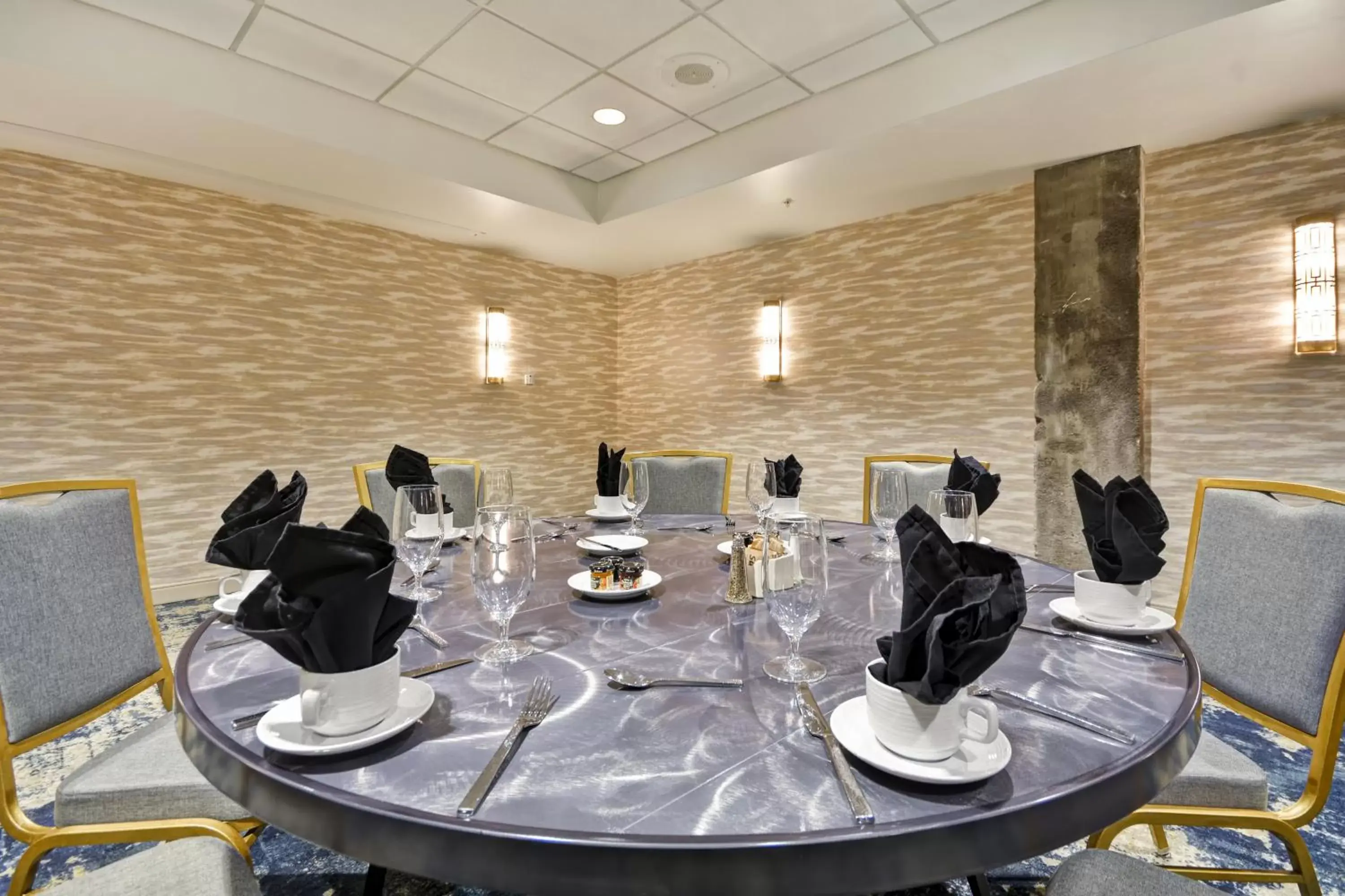 Meeting/conference room, Restaurant/Places to Eat in Hotel Indigo Kansas City - The Crossroads, an IHG Hotel