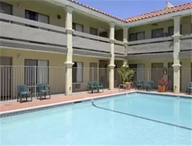 Day, Swimming Pool in Travelodge by Wyndham Costa Mesa Newport Beach Hacienda