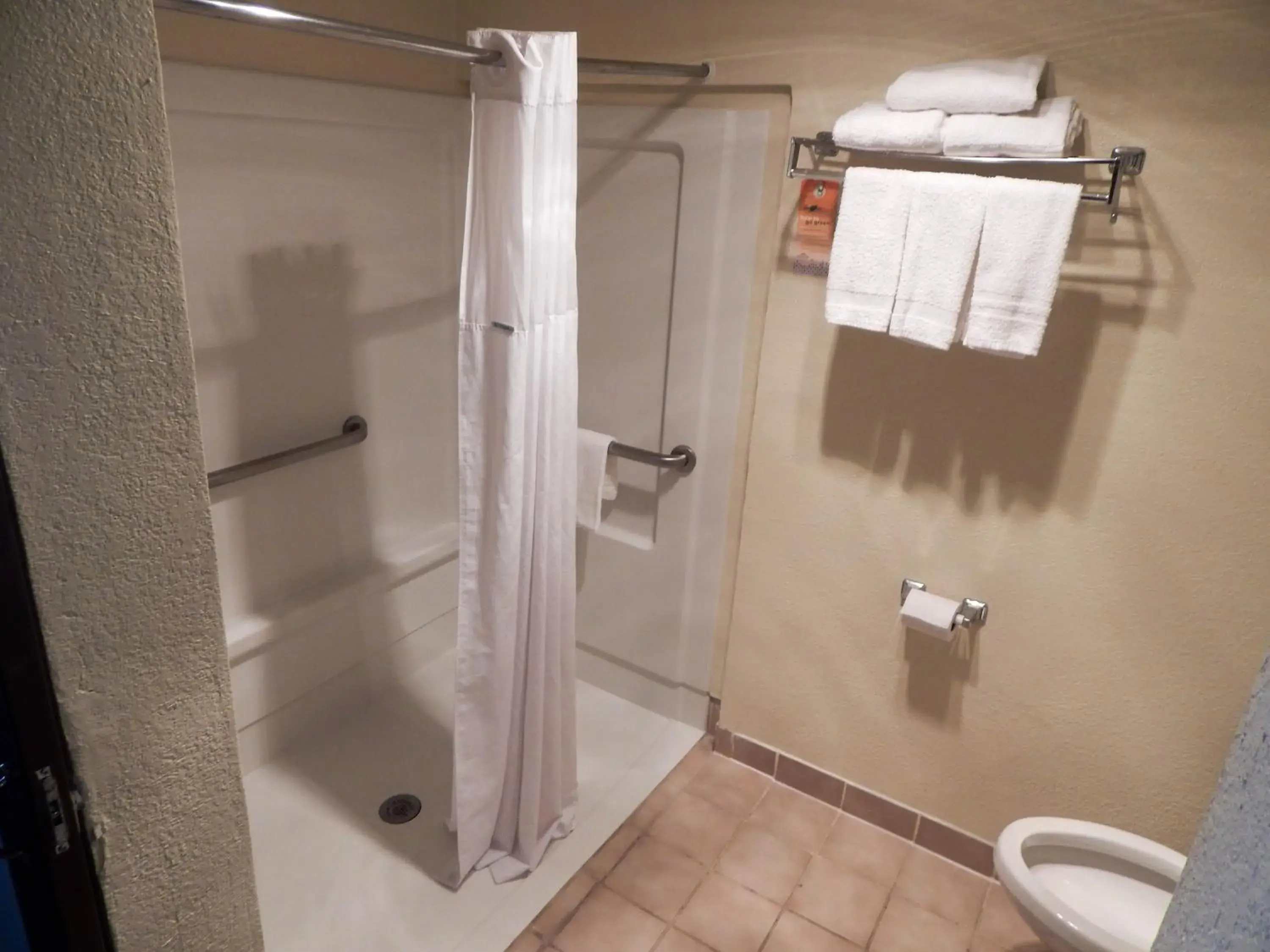 Shower, Bathroom in Howard Johnson by Wyndham Arlington Ballpark / Six Flags