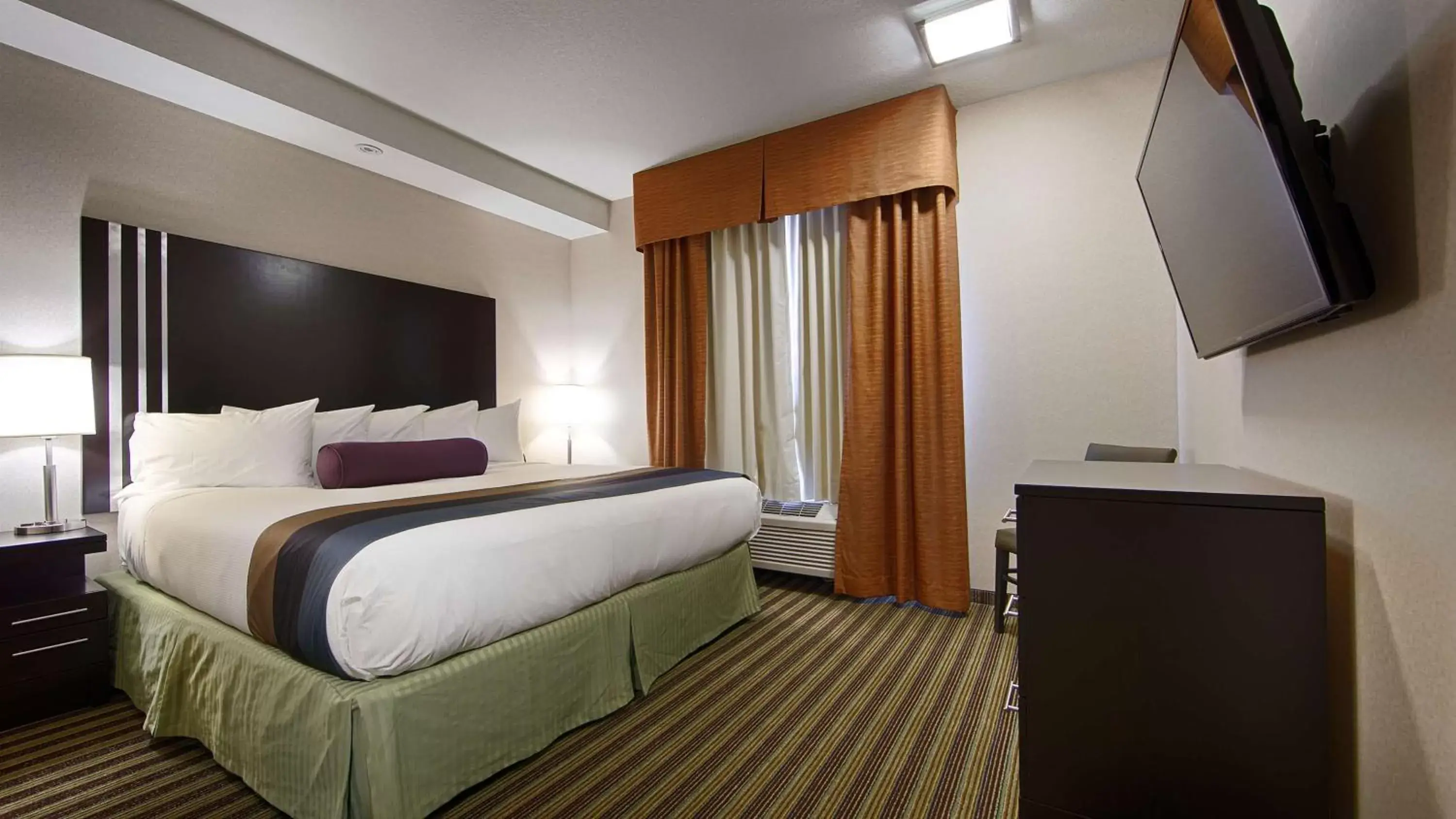 Photo of the whole room, Bed in Best Western Plus Sherwood Park Inn & Suites