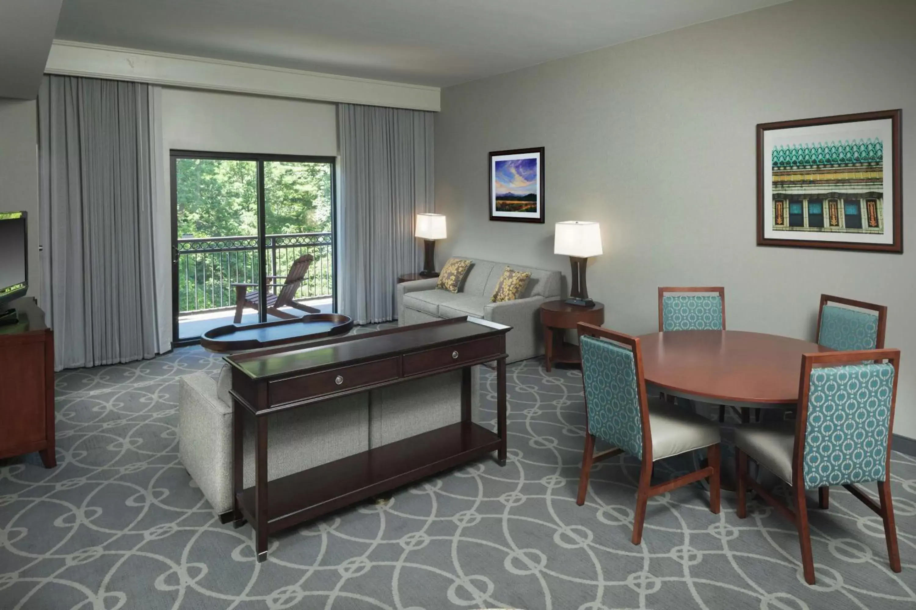 Living room in DoubleTree by Hilton Biltmore/Asheville