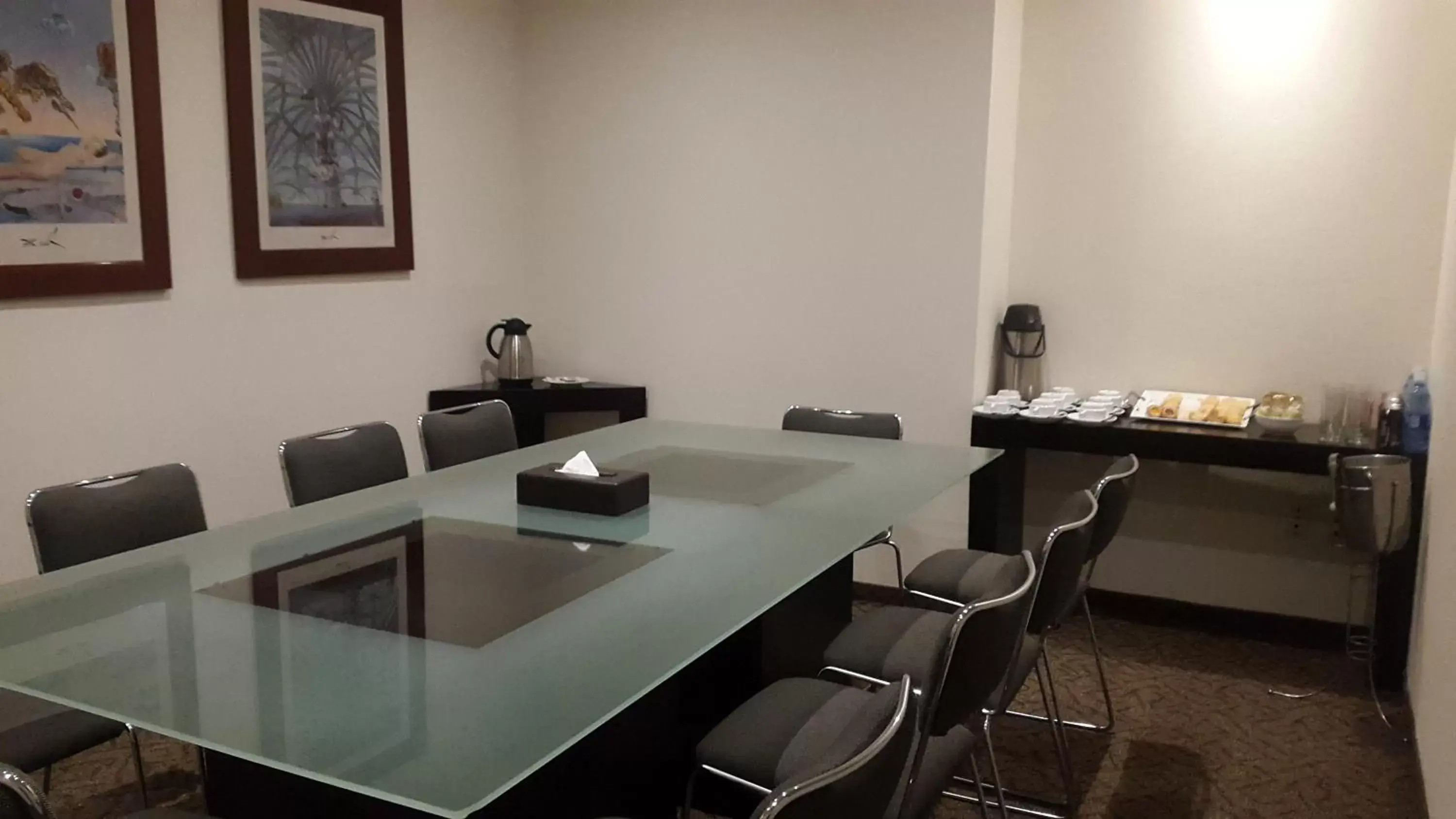 Meeting/conference room, Lounge/Bar in We Hotel Aeropuerto
