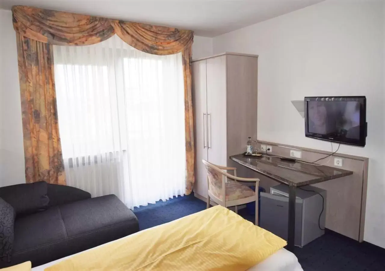 Photo of the whole room, TV/Entertainment Center in Hotel Alena - Kontaktlos Check-In