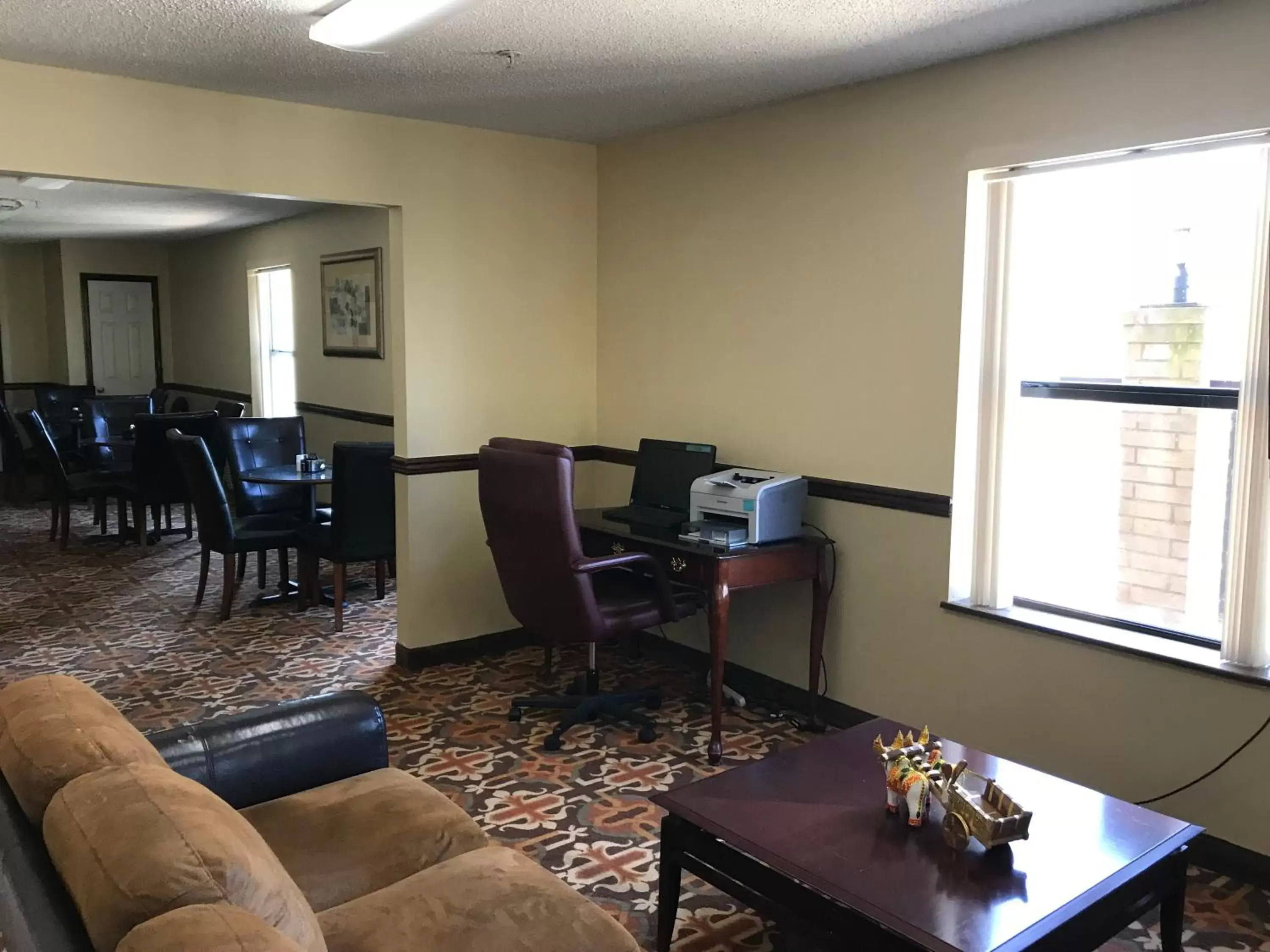 Seating Area in Clairmont Inn & Suites - Warren