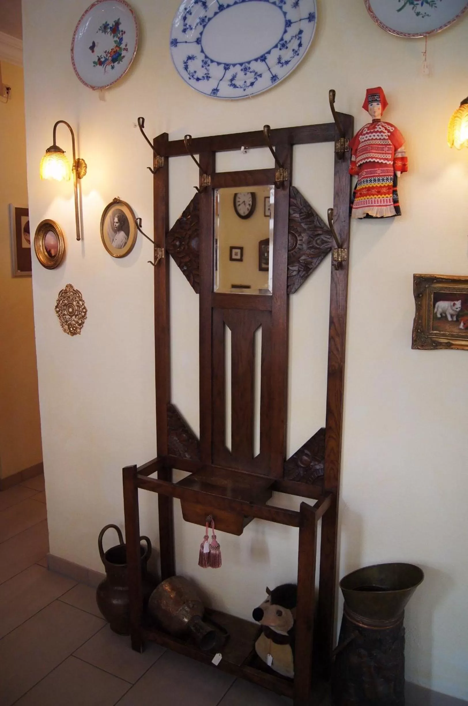 Restaurant/places to eat in Hotel Select