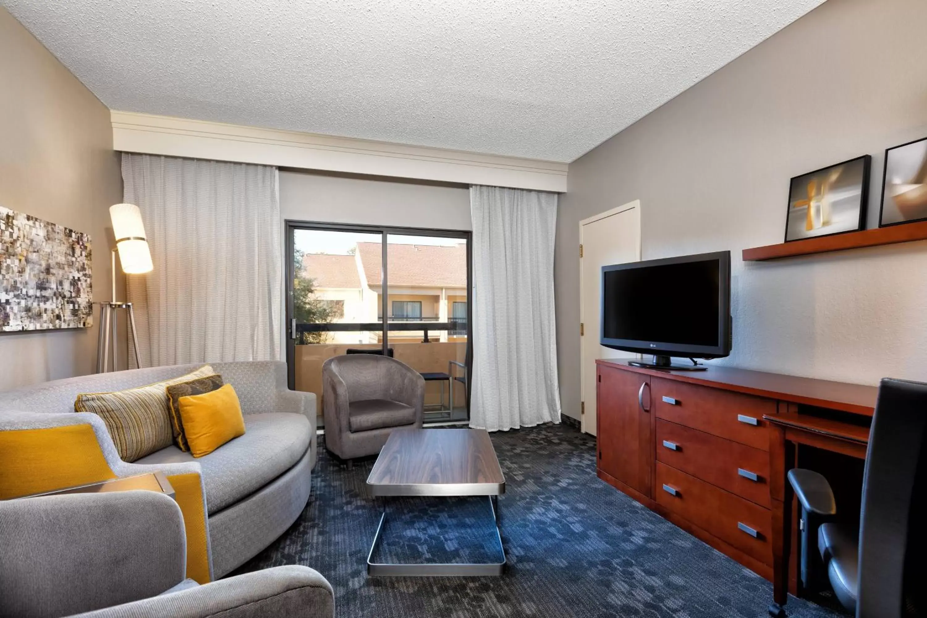 Photo of the whole room, Seating Area in Courtyard by Marriott Dallas-Fort Worth/Bedford