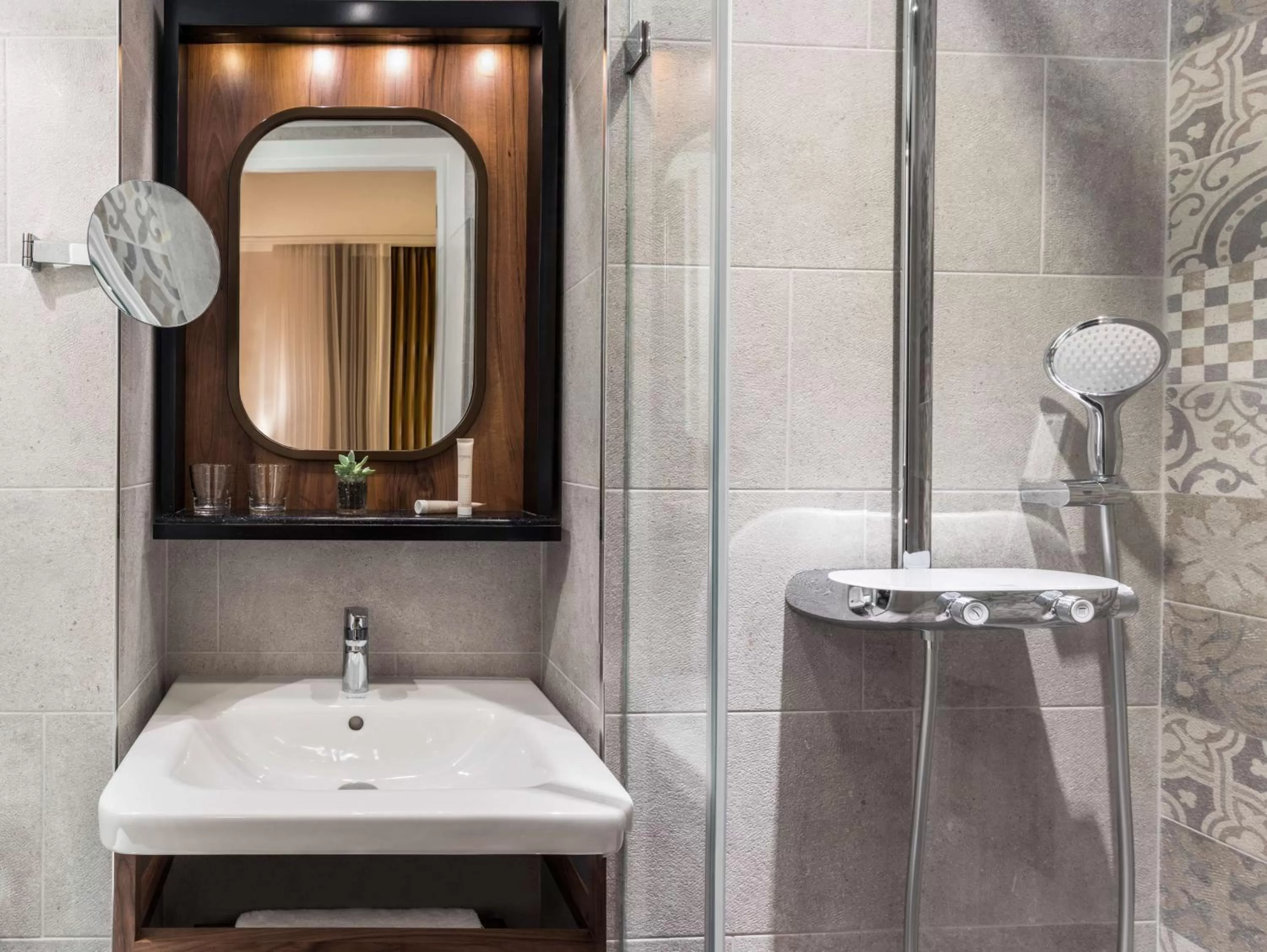 Shower in Best Western Plus La Demeure