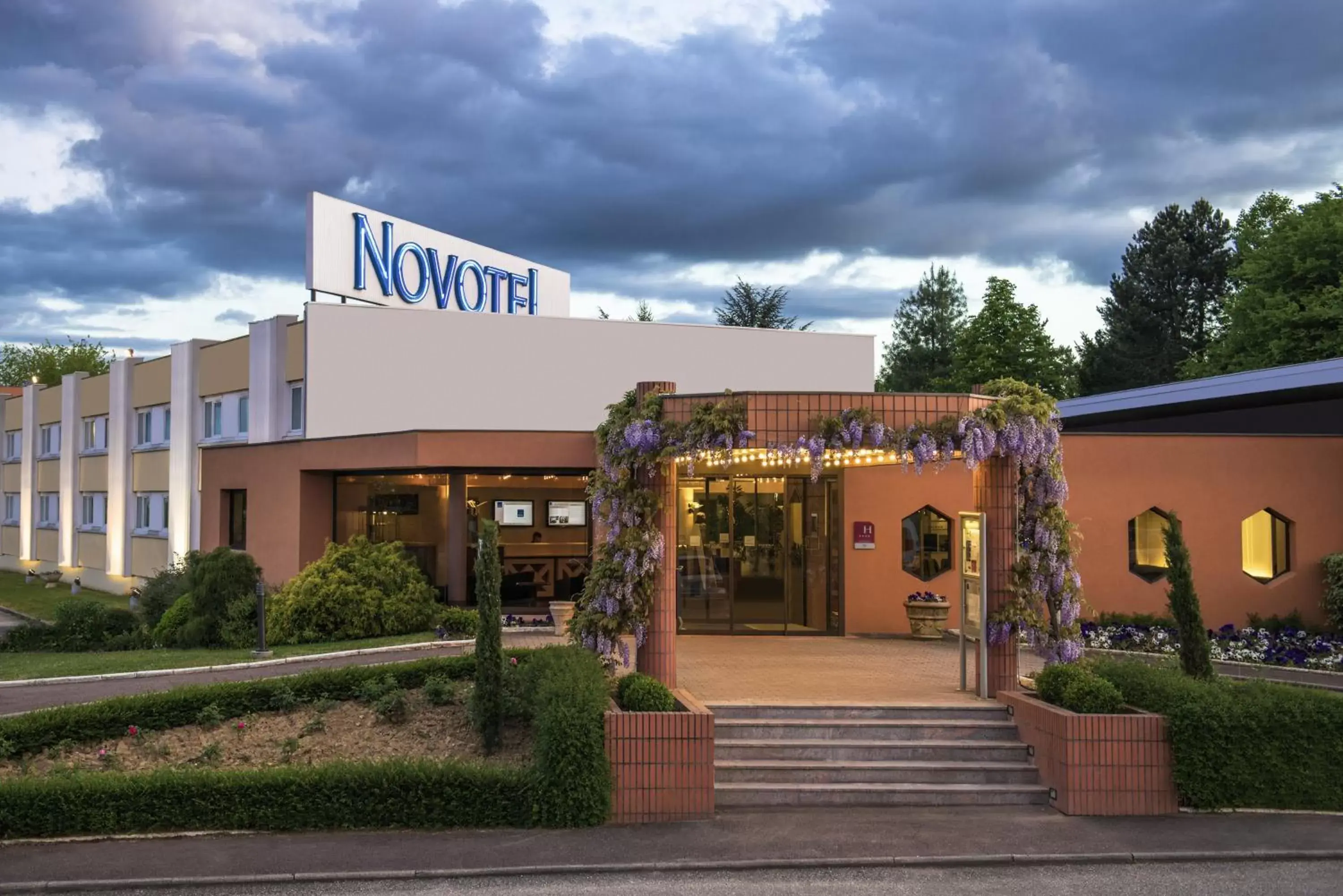 Facade/entrance, Property Building in Novotel Macon Nord Autoroute du Soleil