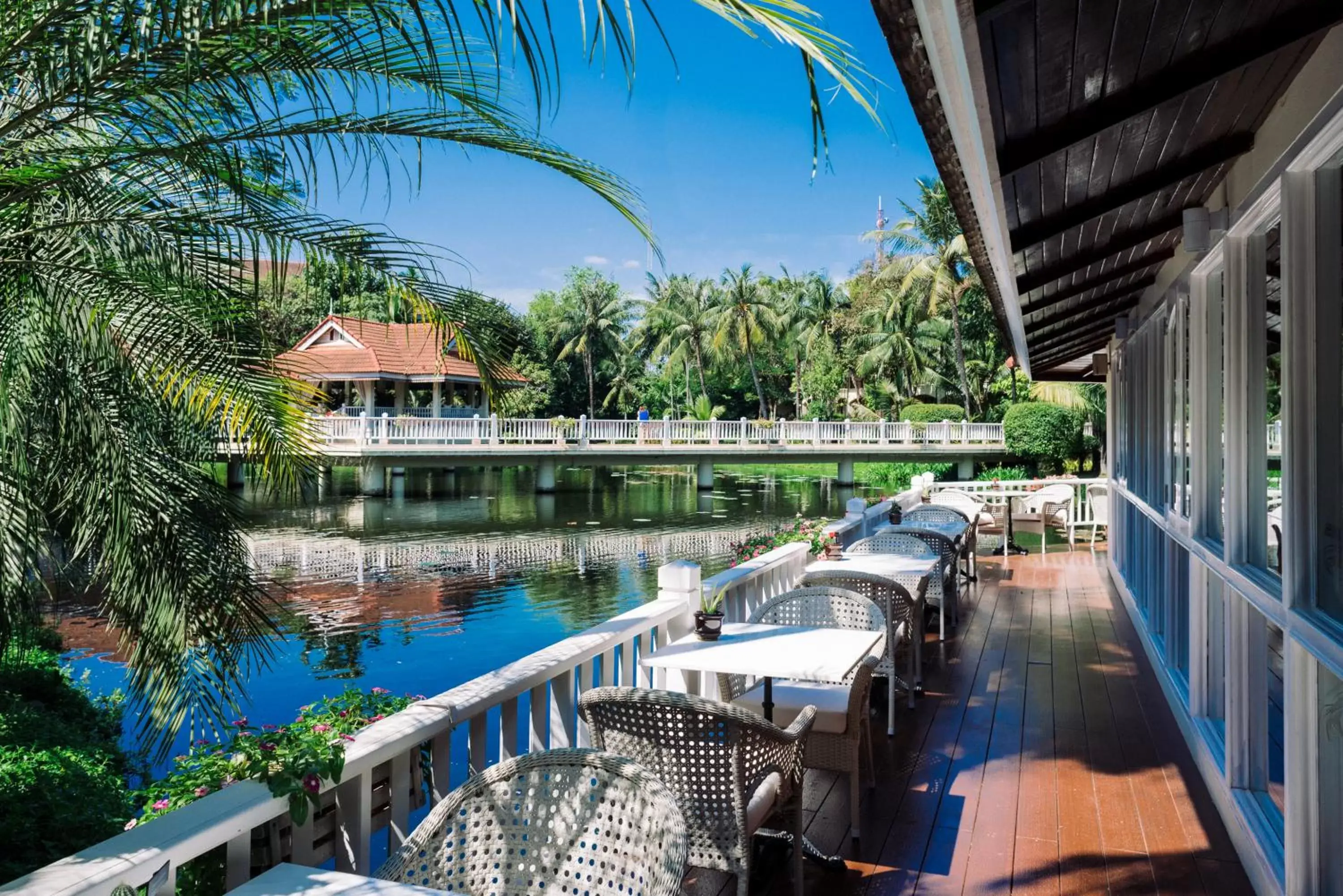 Restaurant/places to eat, Pool View in Sofitel Angkor Phokeethra Golf & Spa Resort