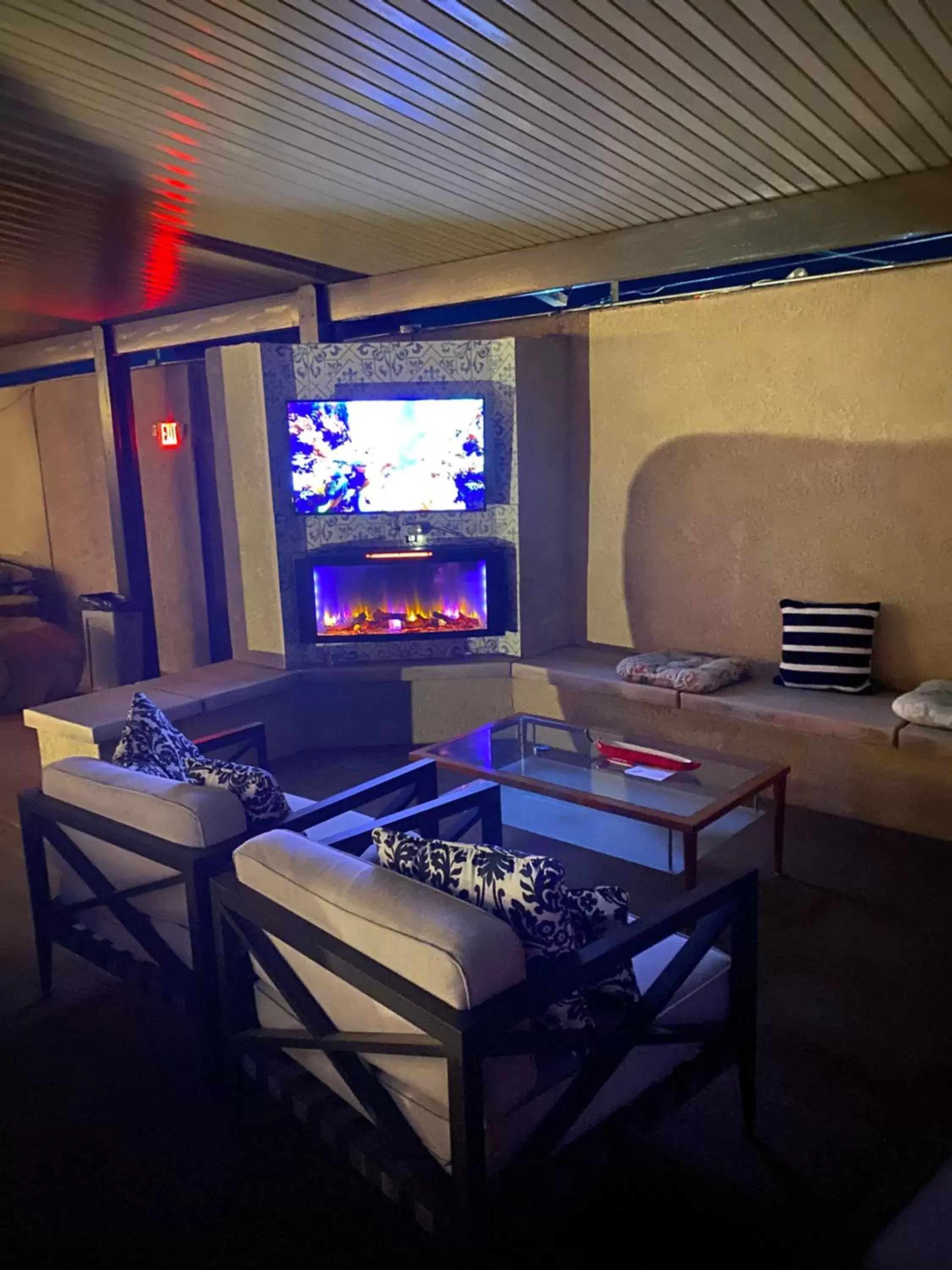 Communal lounge/ TV room in MI KASA HOT SPRINGS 420,Adults Only, Clothing Optional