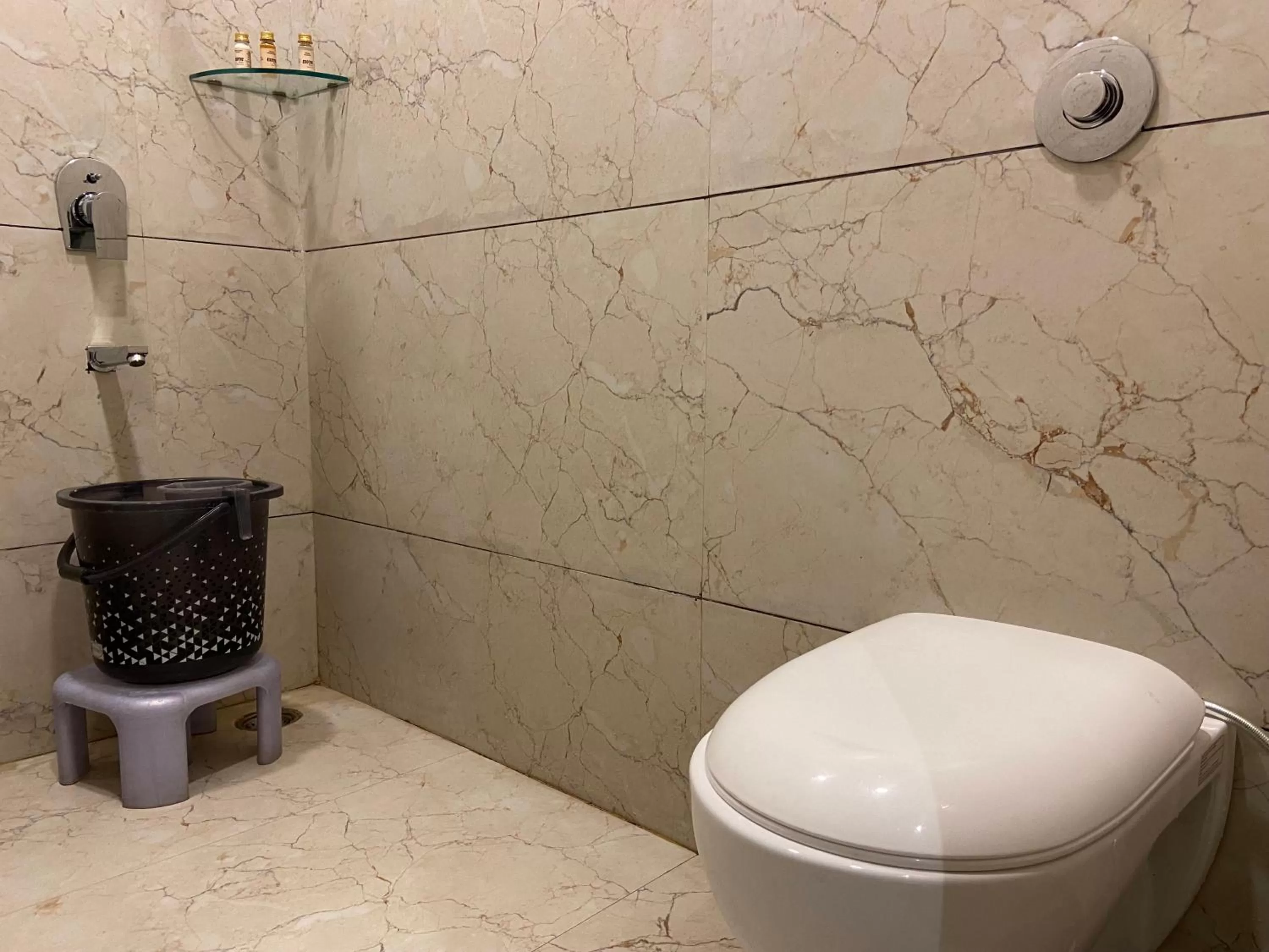 Bathroom in Hotel Exotic - 5 min walk from Golden Temple