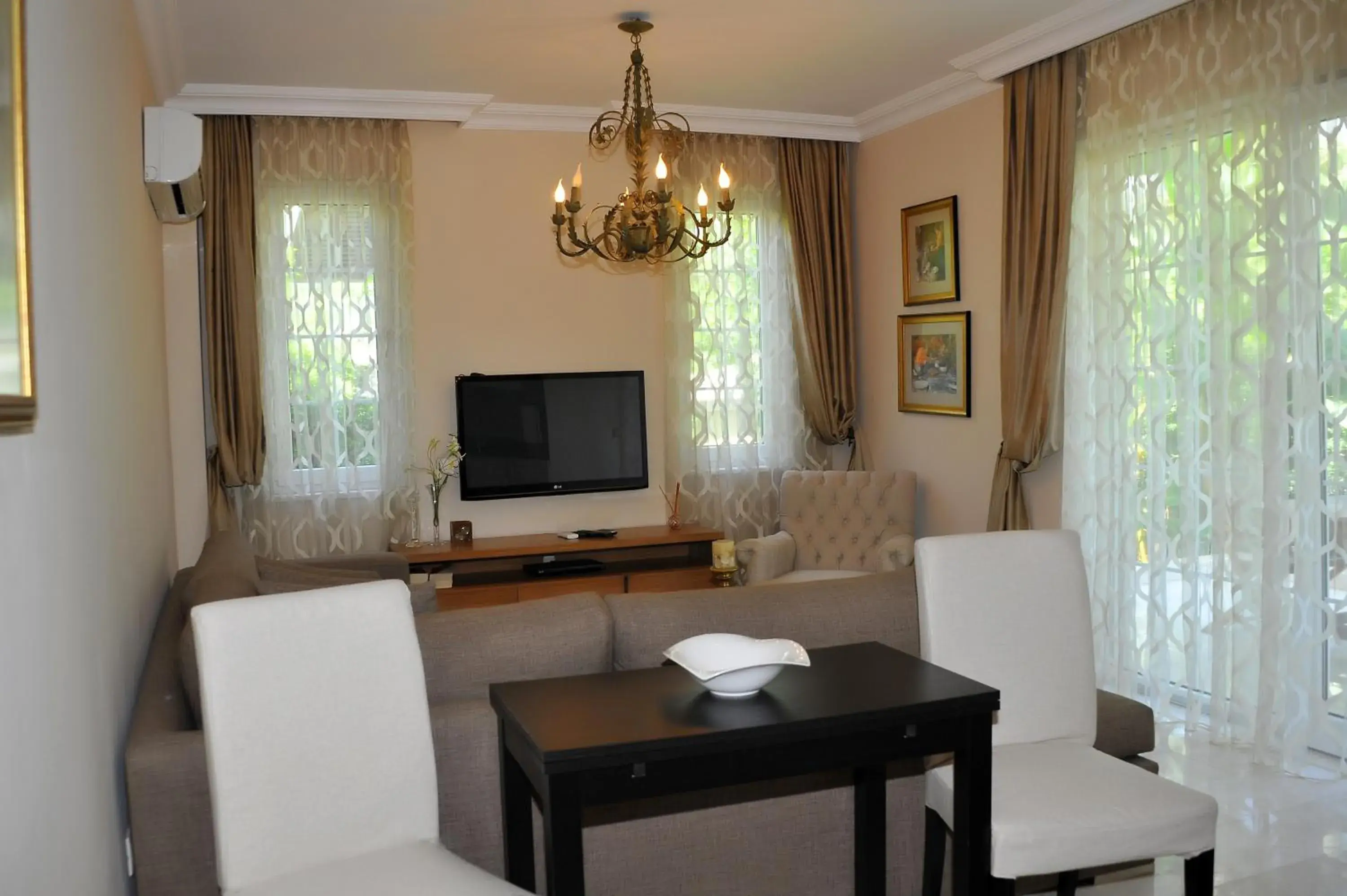 Living room, TV/Entertainment Center in Kemer Residence