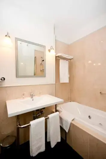 Bathroom in Hotel PAX Torrelodones