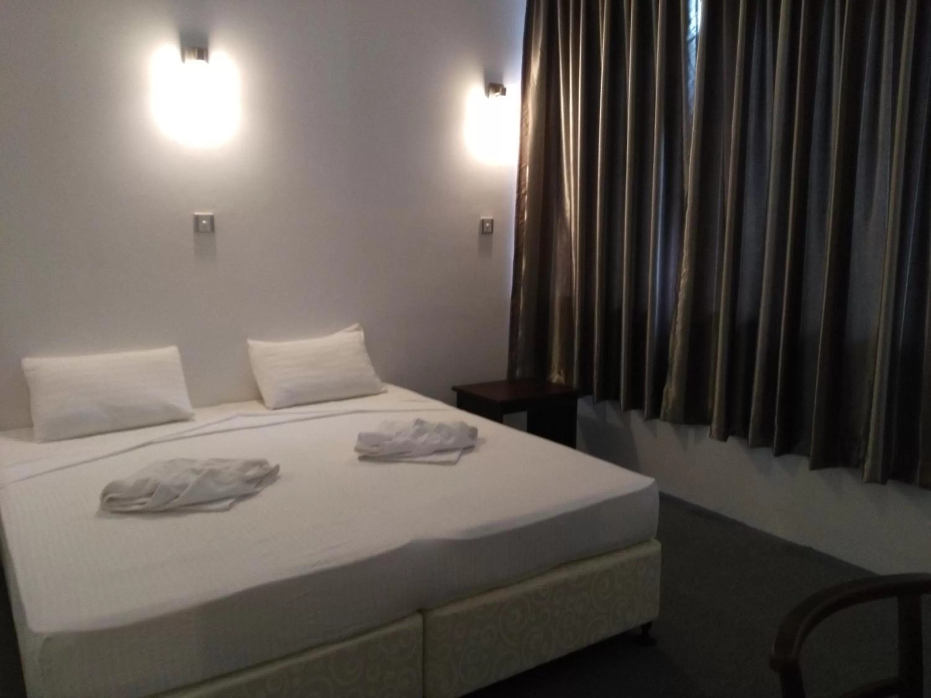 Bedroom, Bed in West Inn Colombo