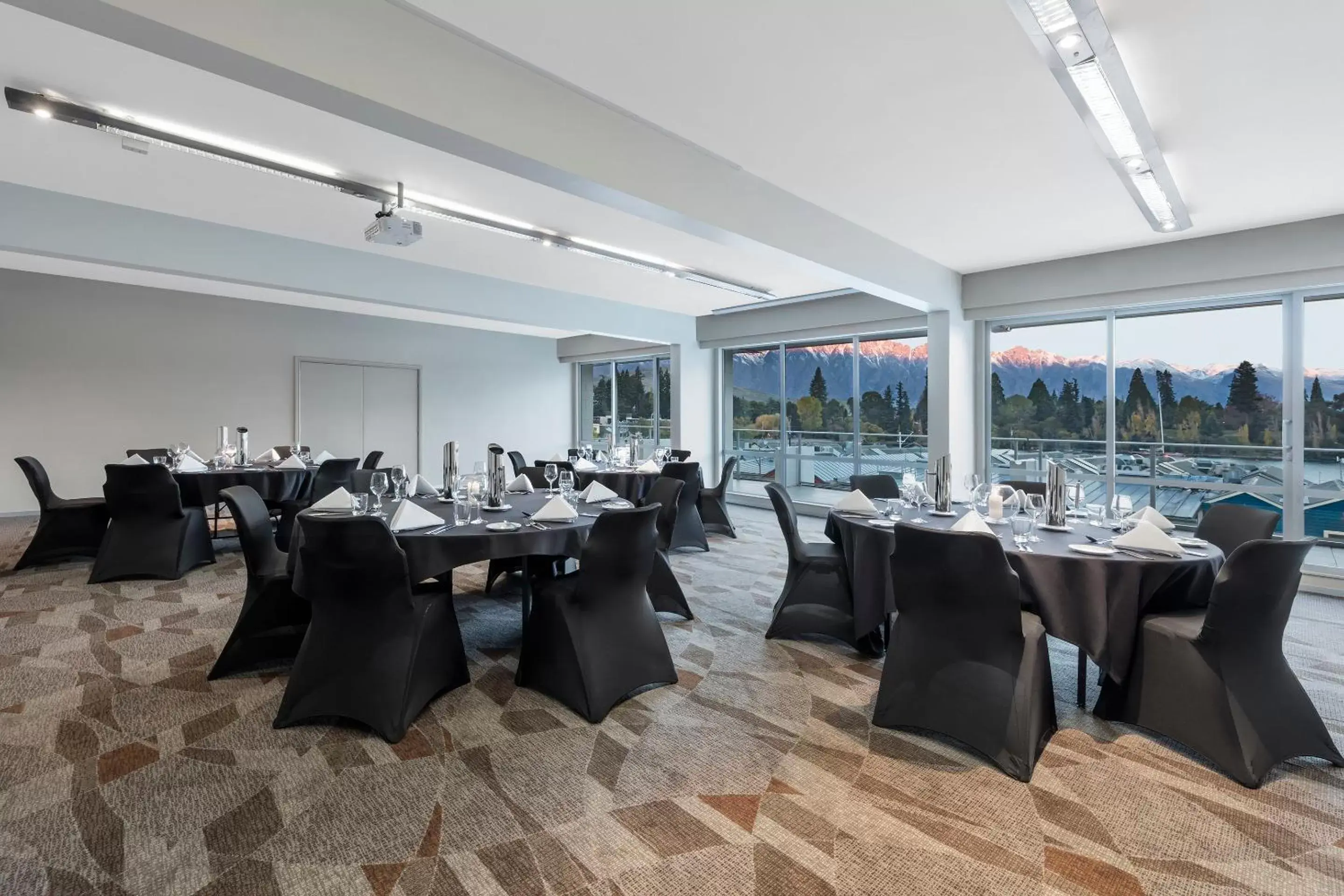 Meeting/conference room, Restaurant/Places to Eat in Crowne Plaza Queenstown, an IHG Hotel