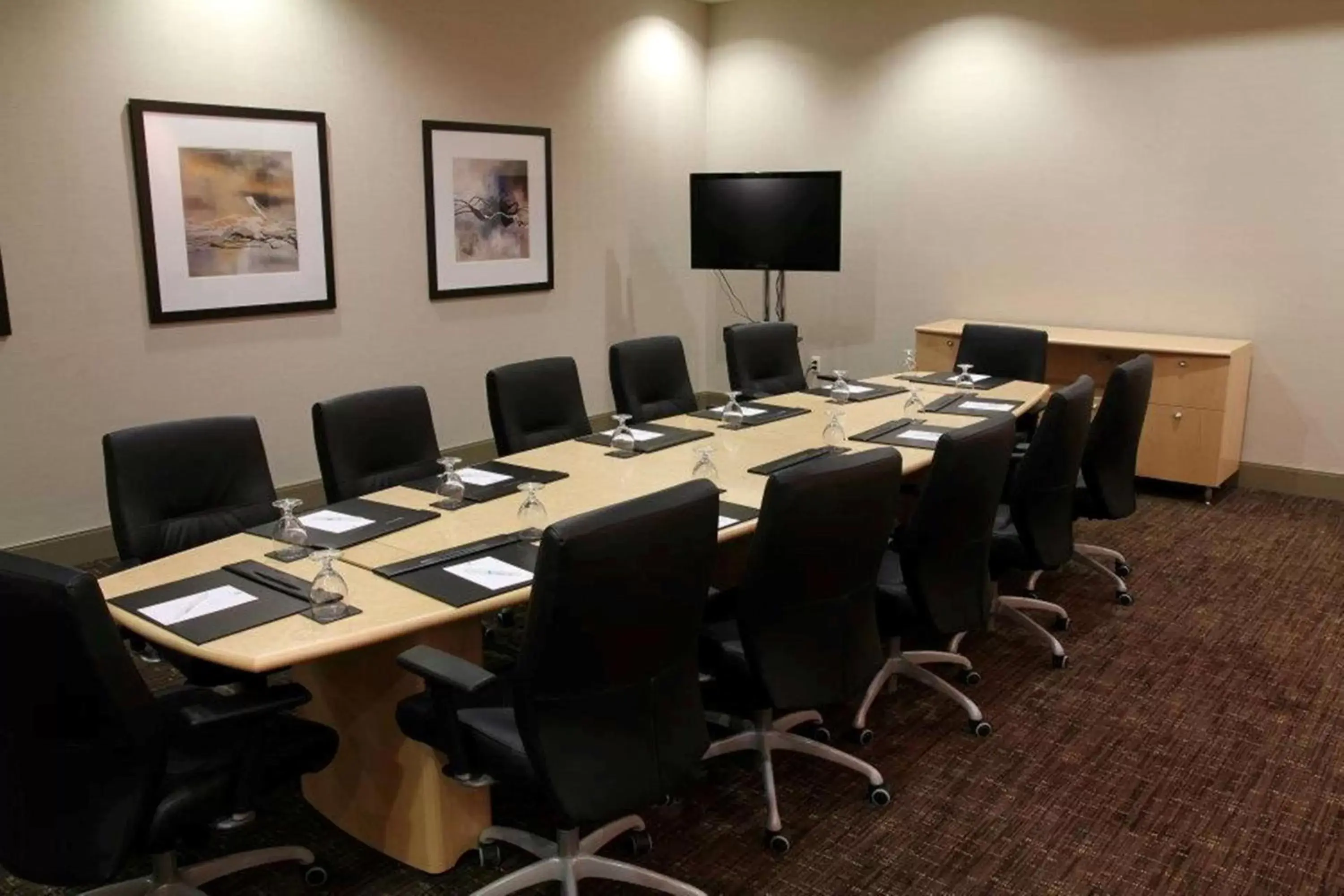 Meeting/conference room in Embassy Suites Ontario - Airport