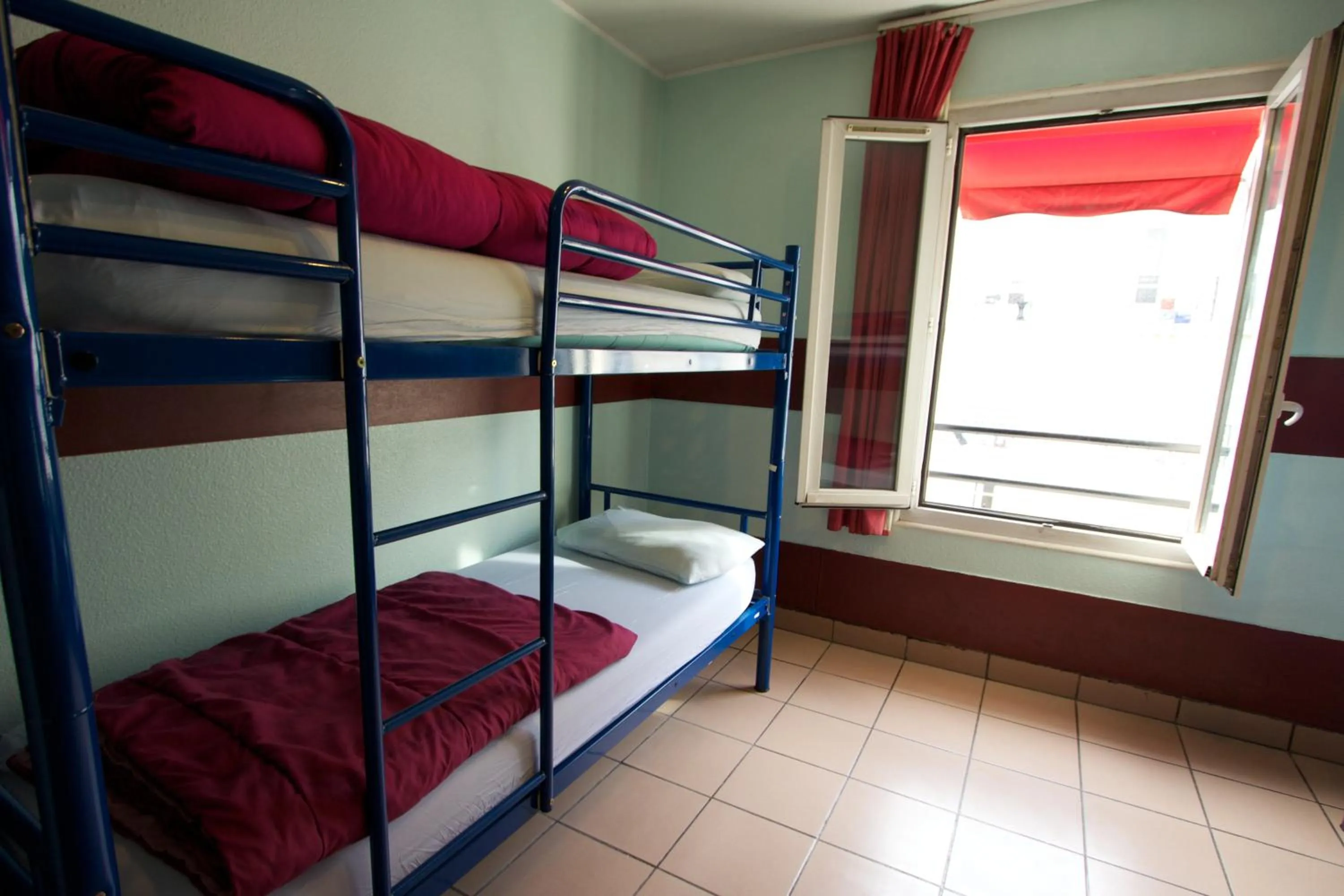 bunk bed, Bed in Auberge Internationale des Jeunes
