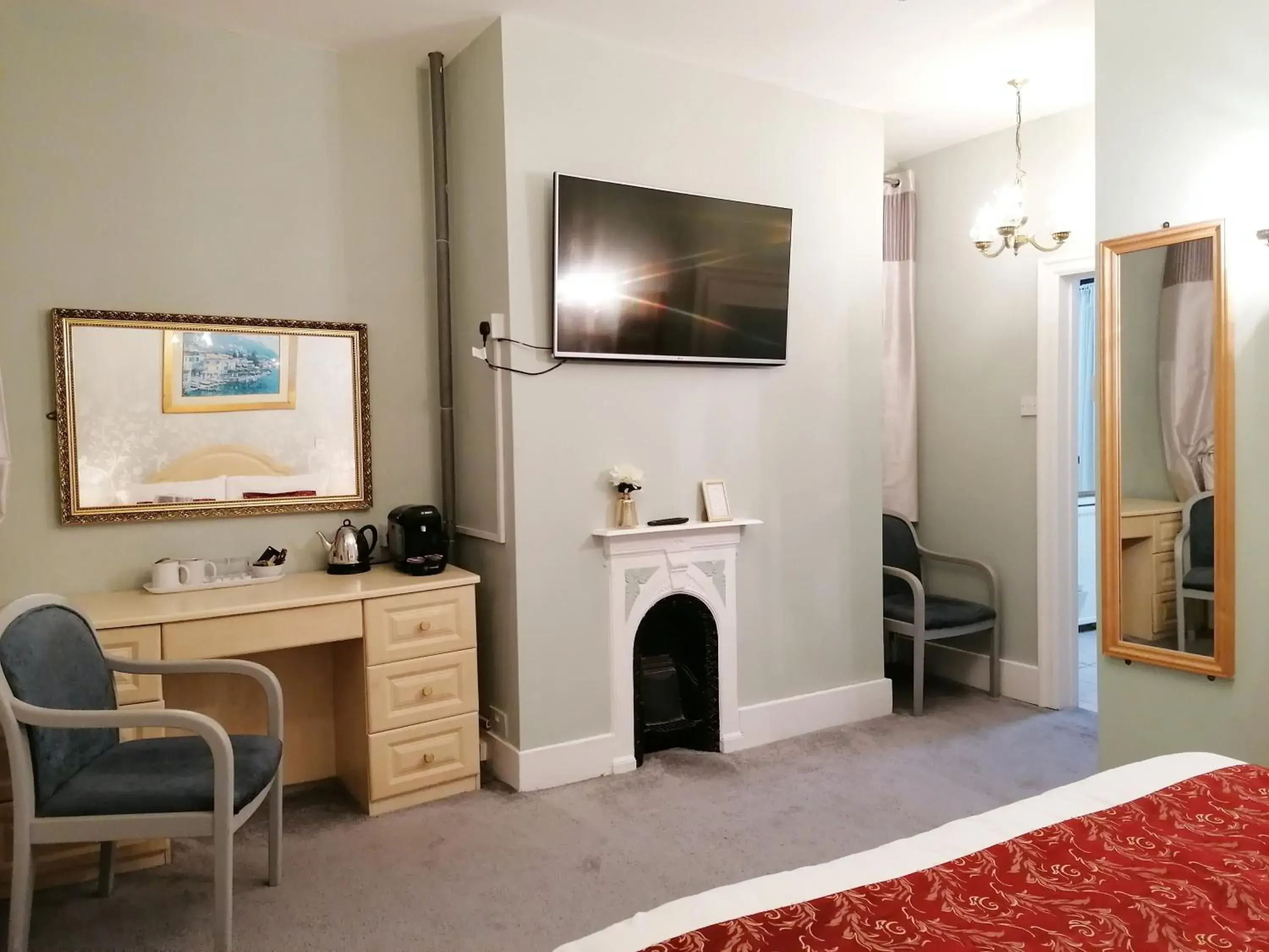 Bedroom, TV/Entertainment Center in The Gordon House Hotel