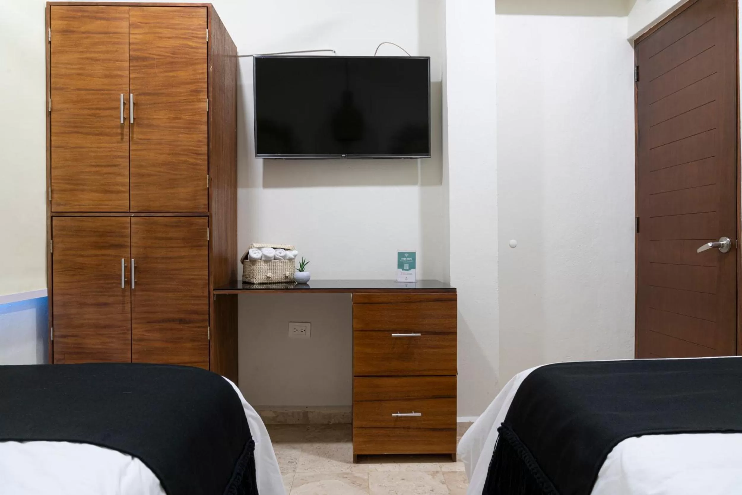 Photo of the whole room, TV/Entertainment Center in Nuiya Hoteles Centro