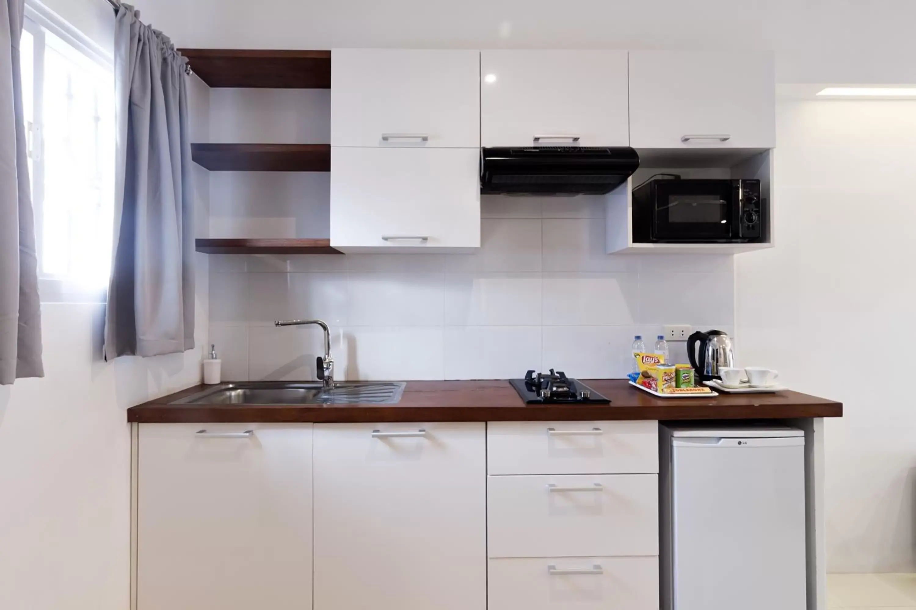 Kitchen or kitchenette, Kitchen/Kitchenette in Winds Boutique Hotel