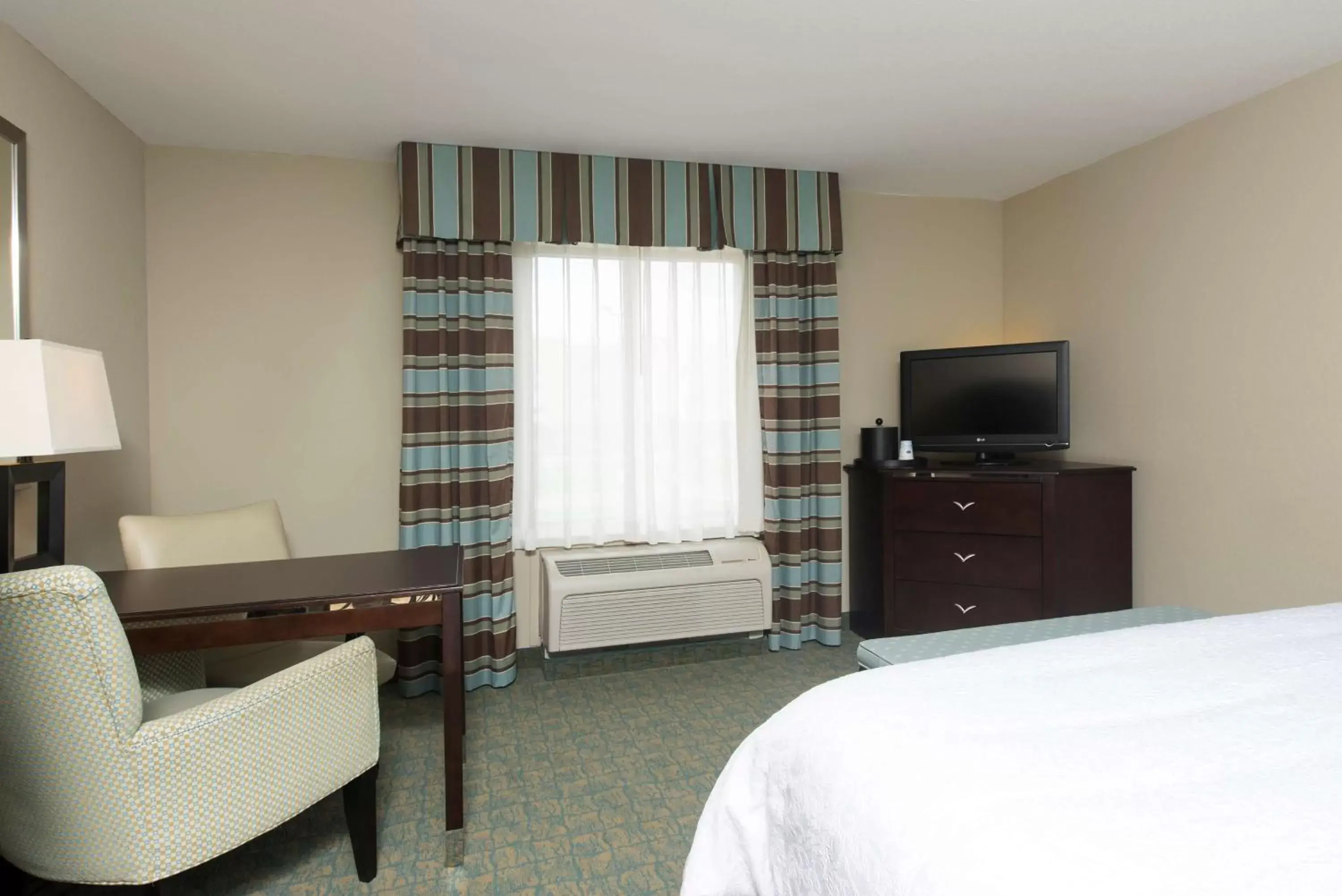 Bed, TV/Entertainment Center in Hampton Inn & Suites Crawfordsville