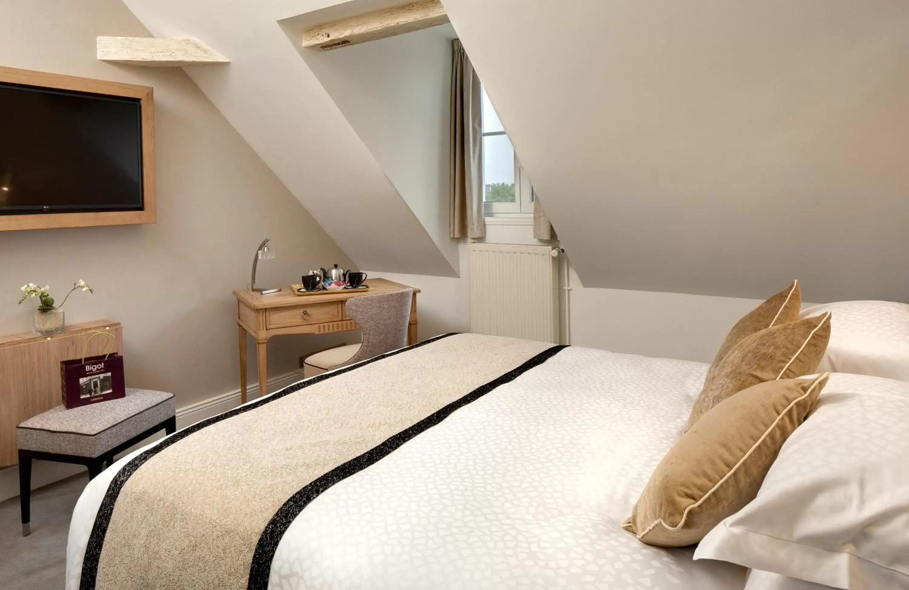 Photo of the whole room, Bed in Le Manoir Les Minimes