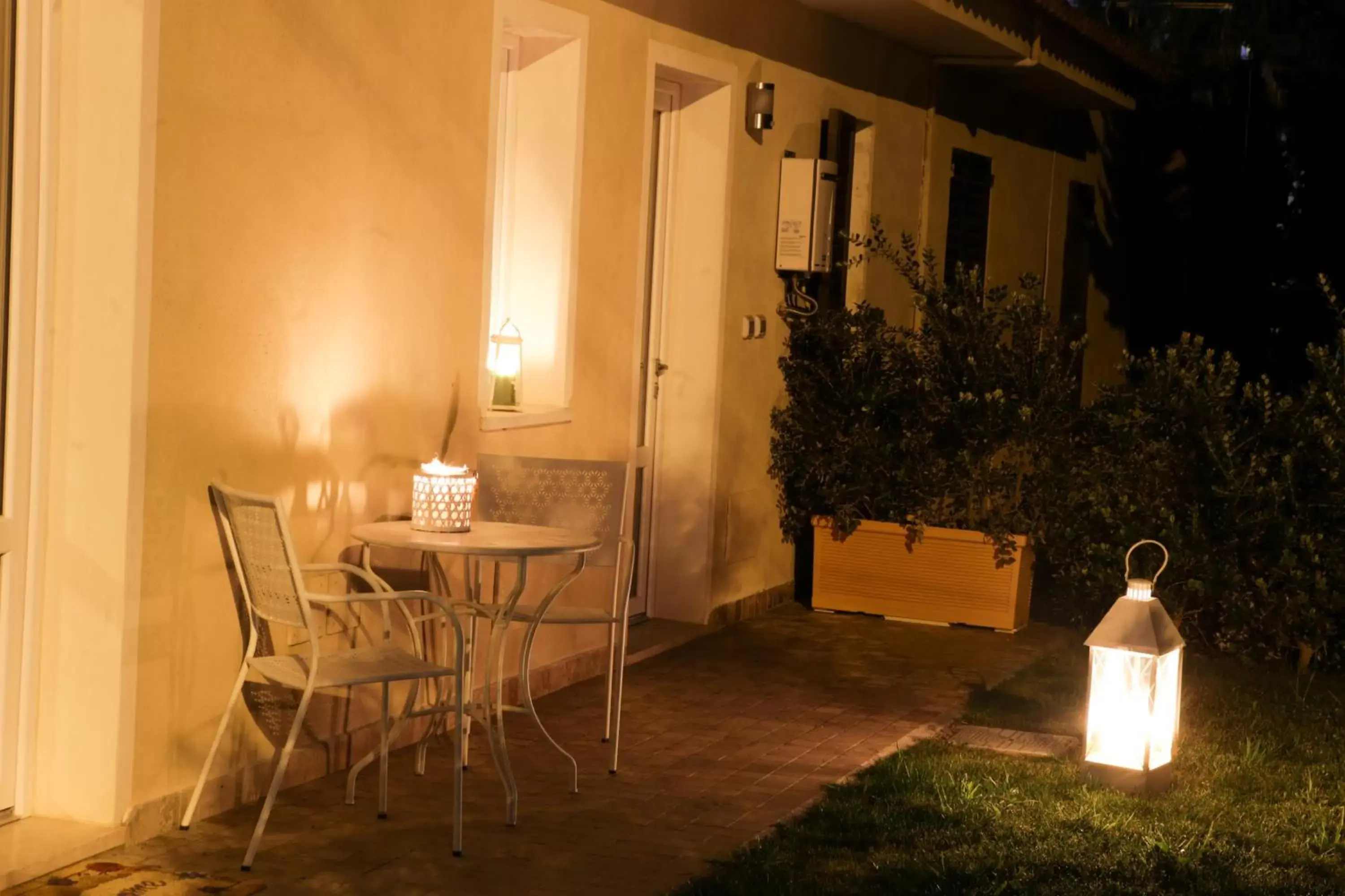 Balcony/Terrace, Dining Area in Avion B&B