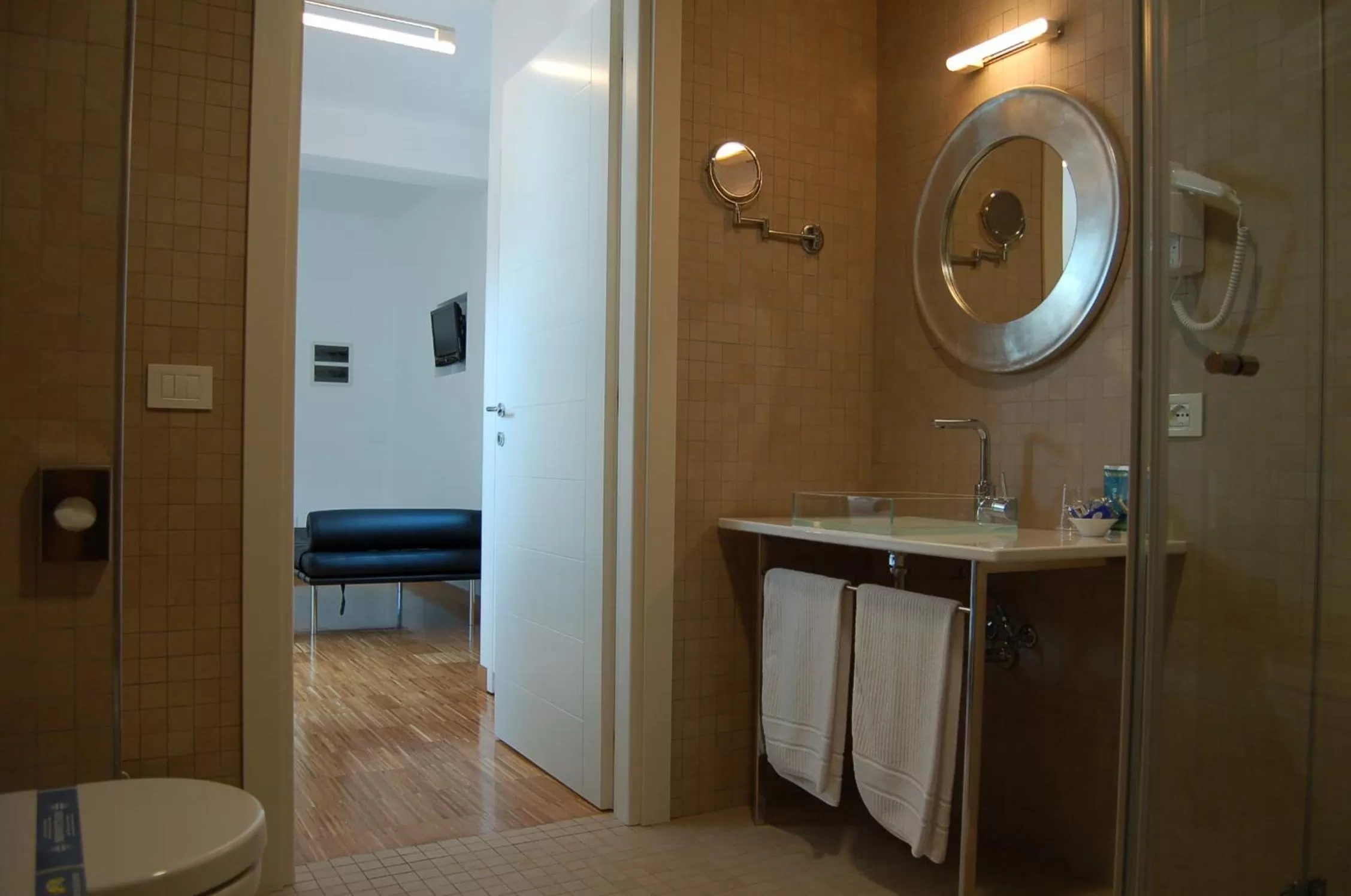 Toilet, Bed in Hotel Del Conte