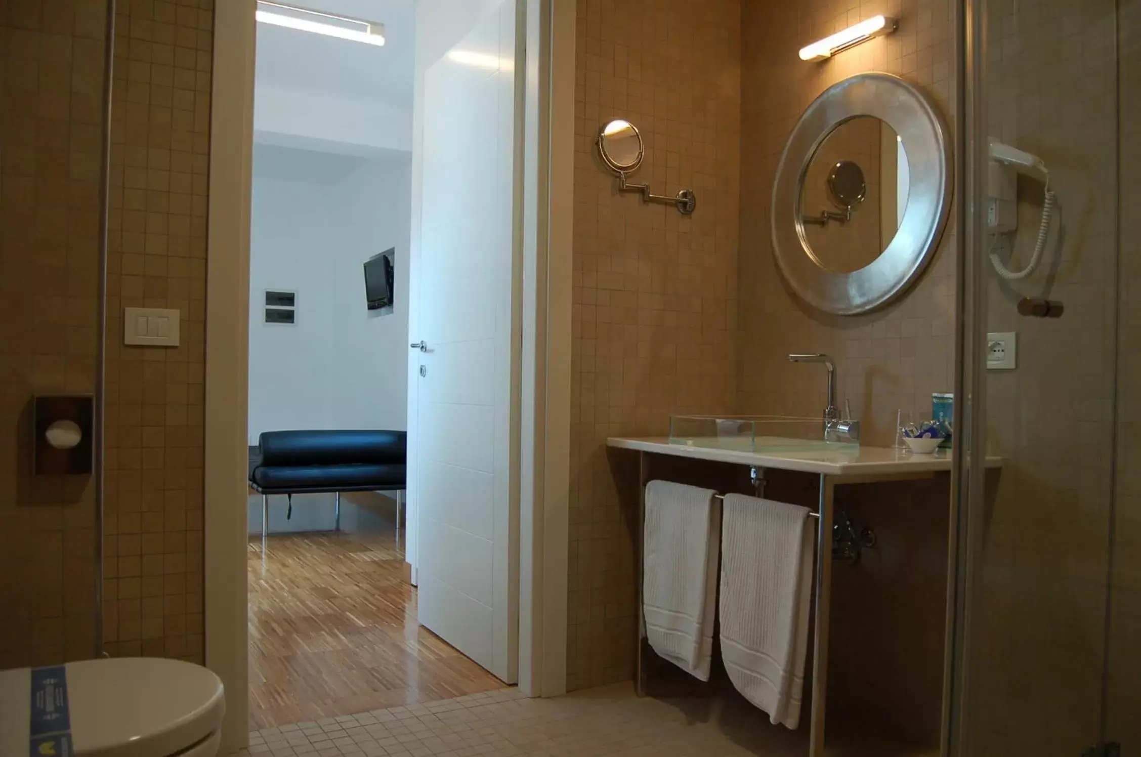 Toilet, Bathroom in Hotel Del Conte