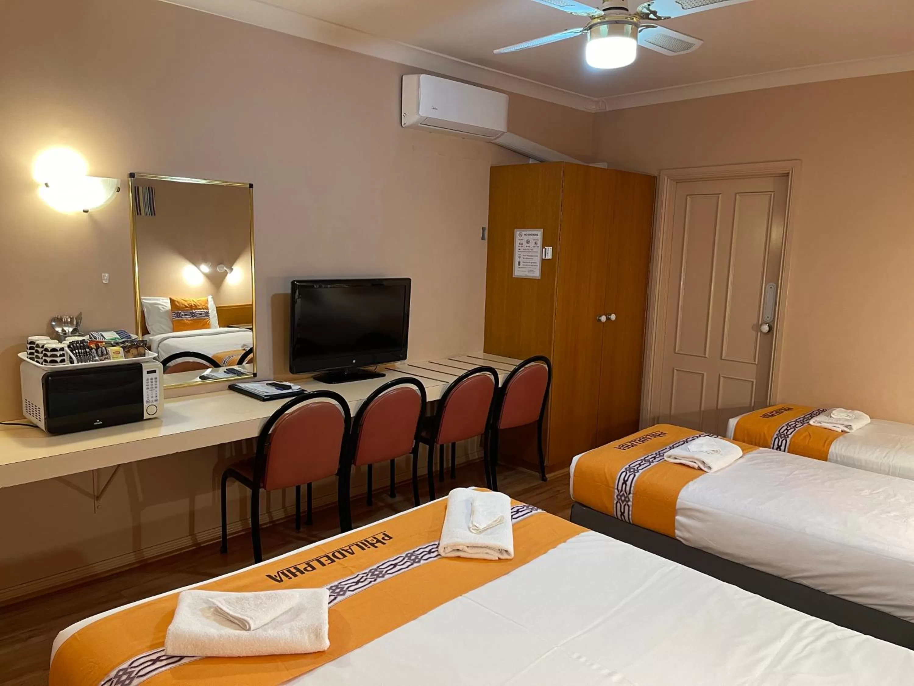 Photo of the whole room, Bed in Philadelphia Motor Inn