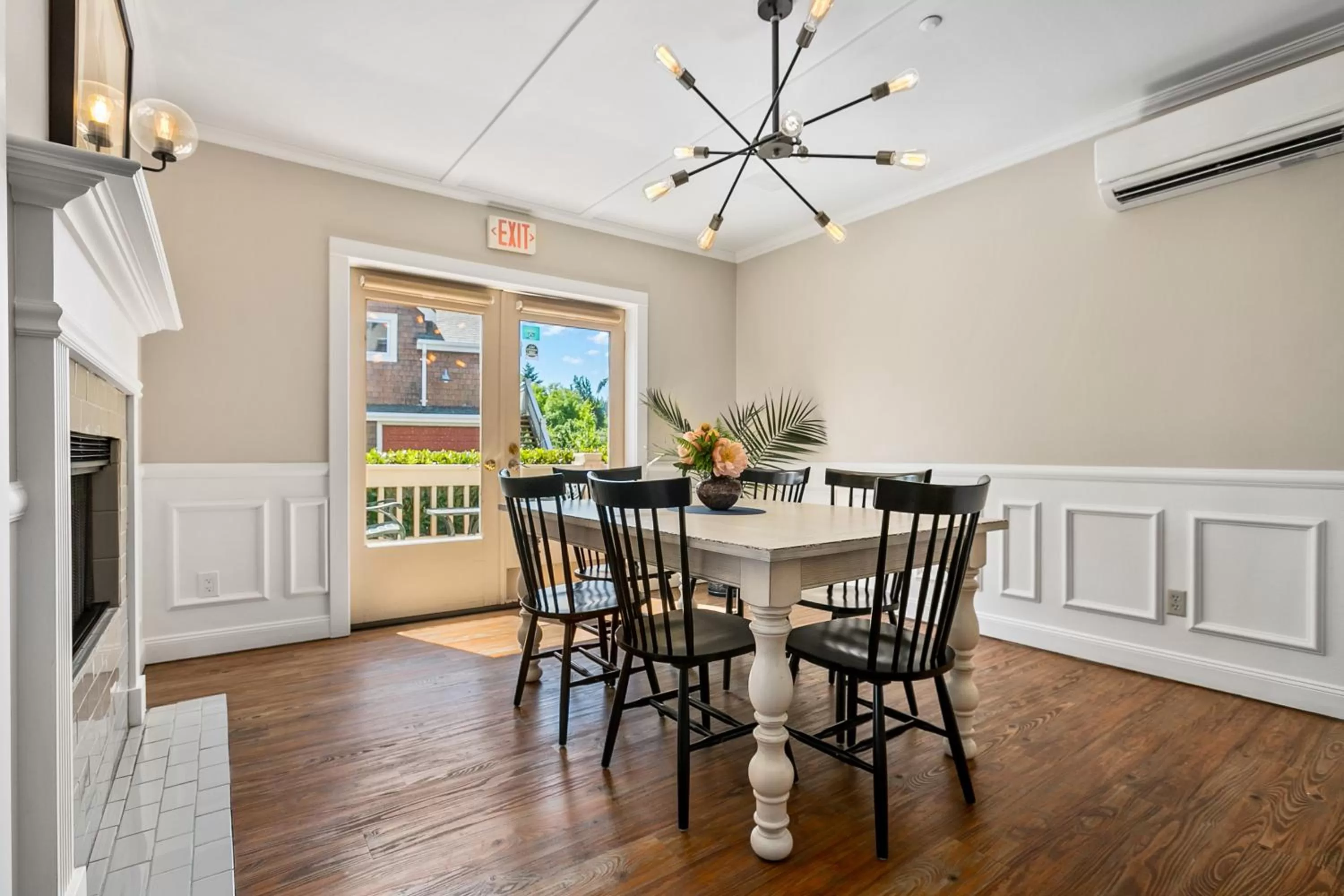 Dining area in Saratoga Inn