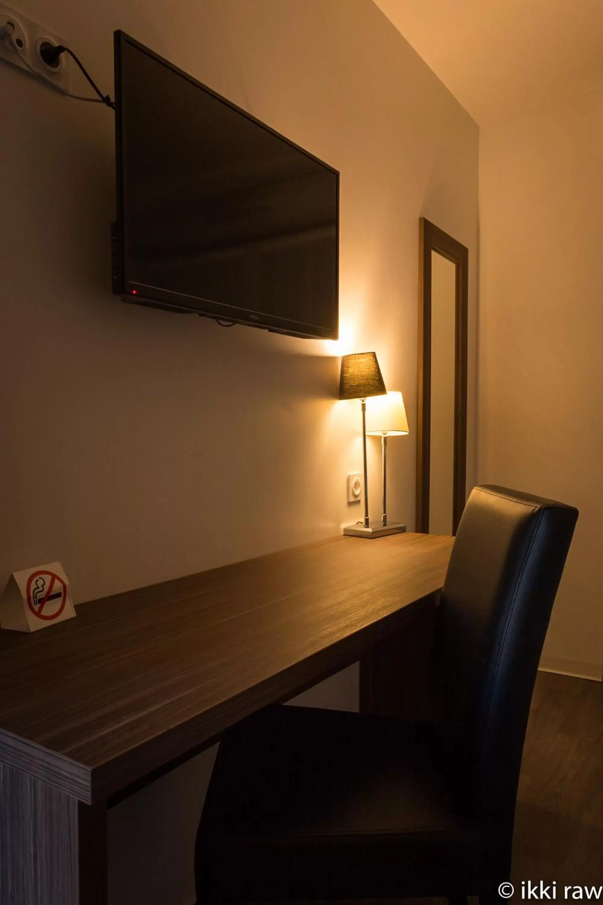 Staff, TV/Entertainment Center in Hotel Libera Caen Colombelles