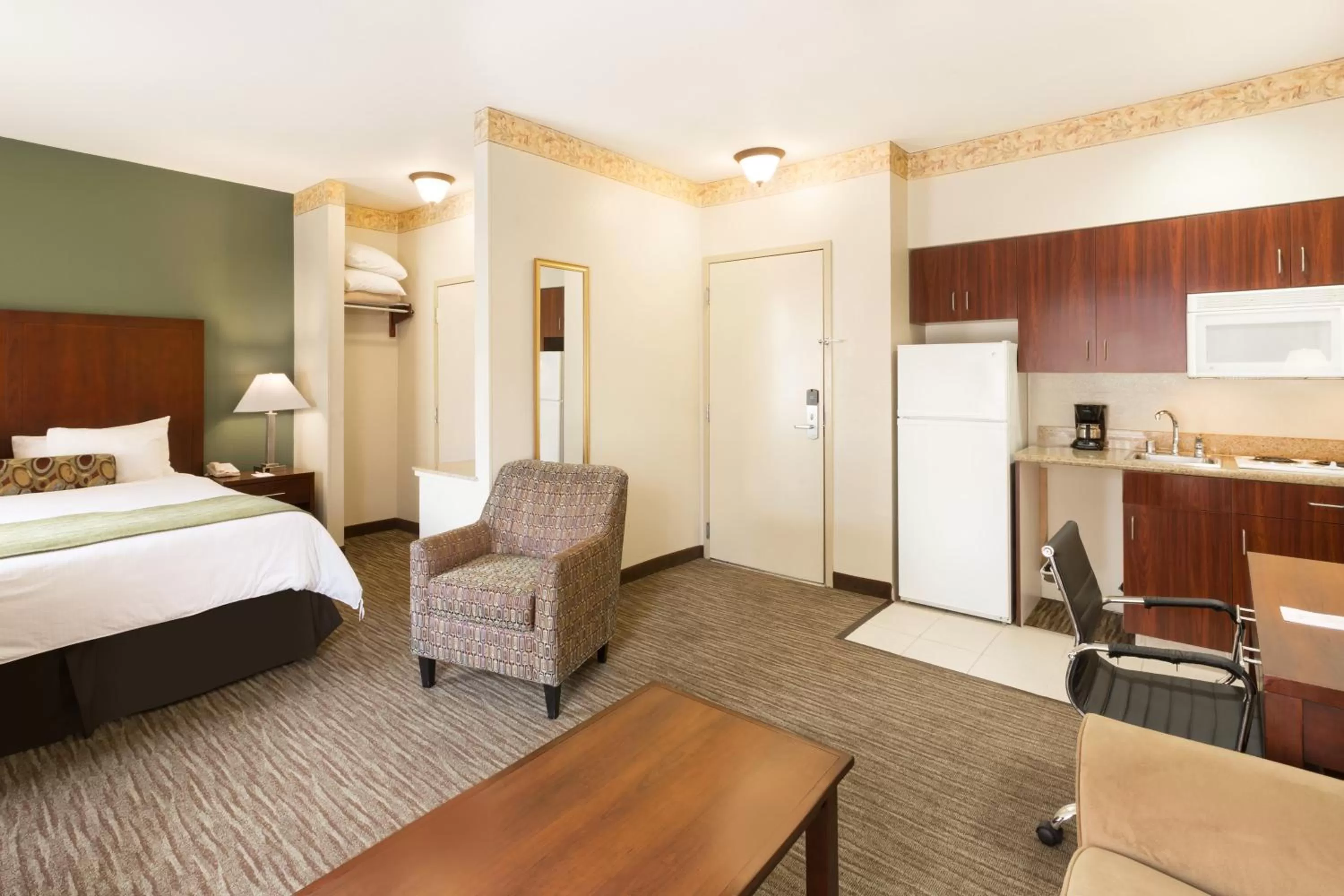 Photo of the whole room, Bed in Hawthorn Suites by Wyndham Rancho Cordova/Folsom