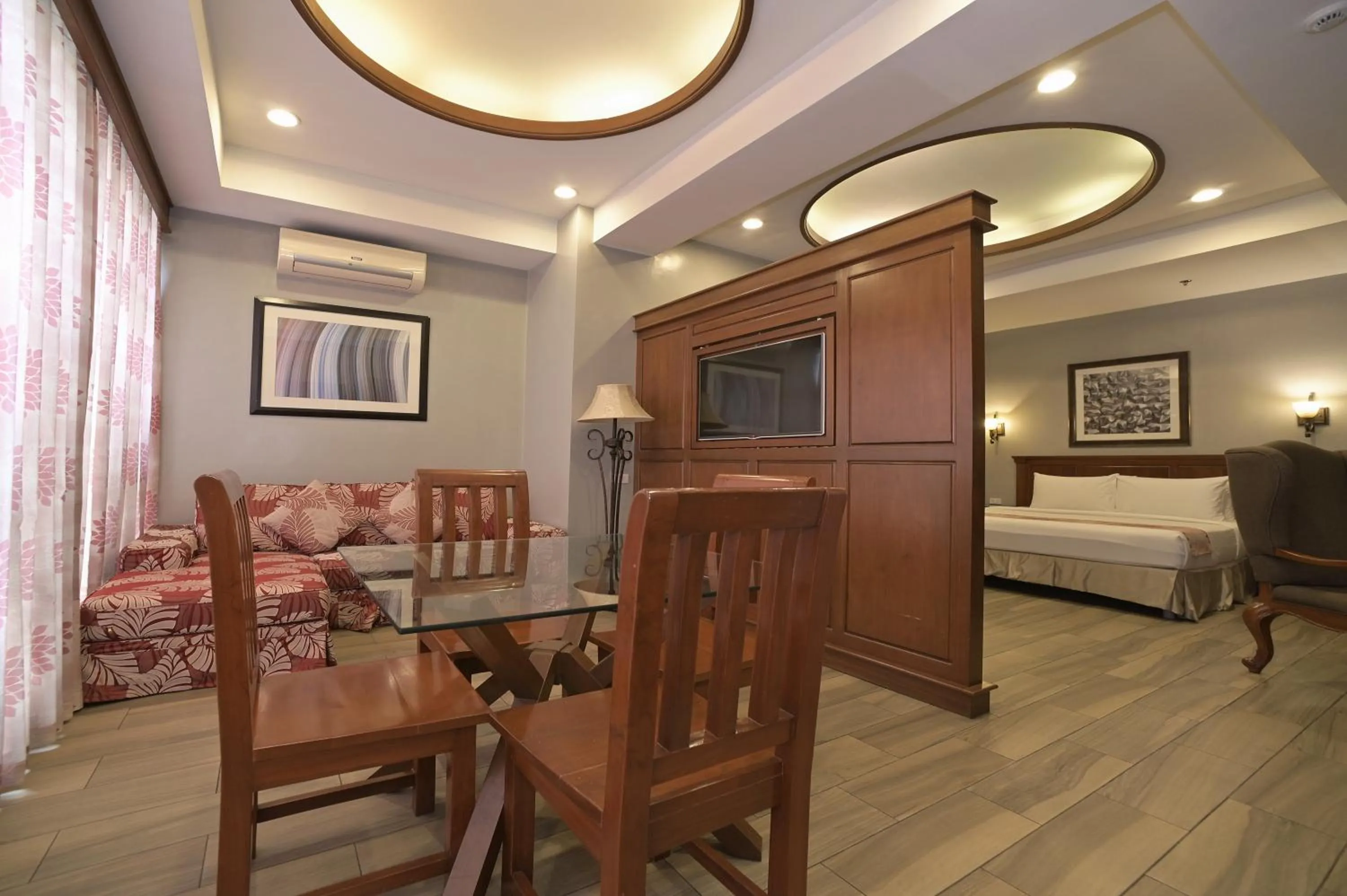 Dining area, Bed in Paragon Hotel and Suites