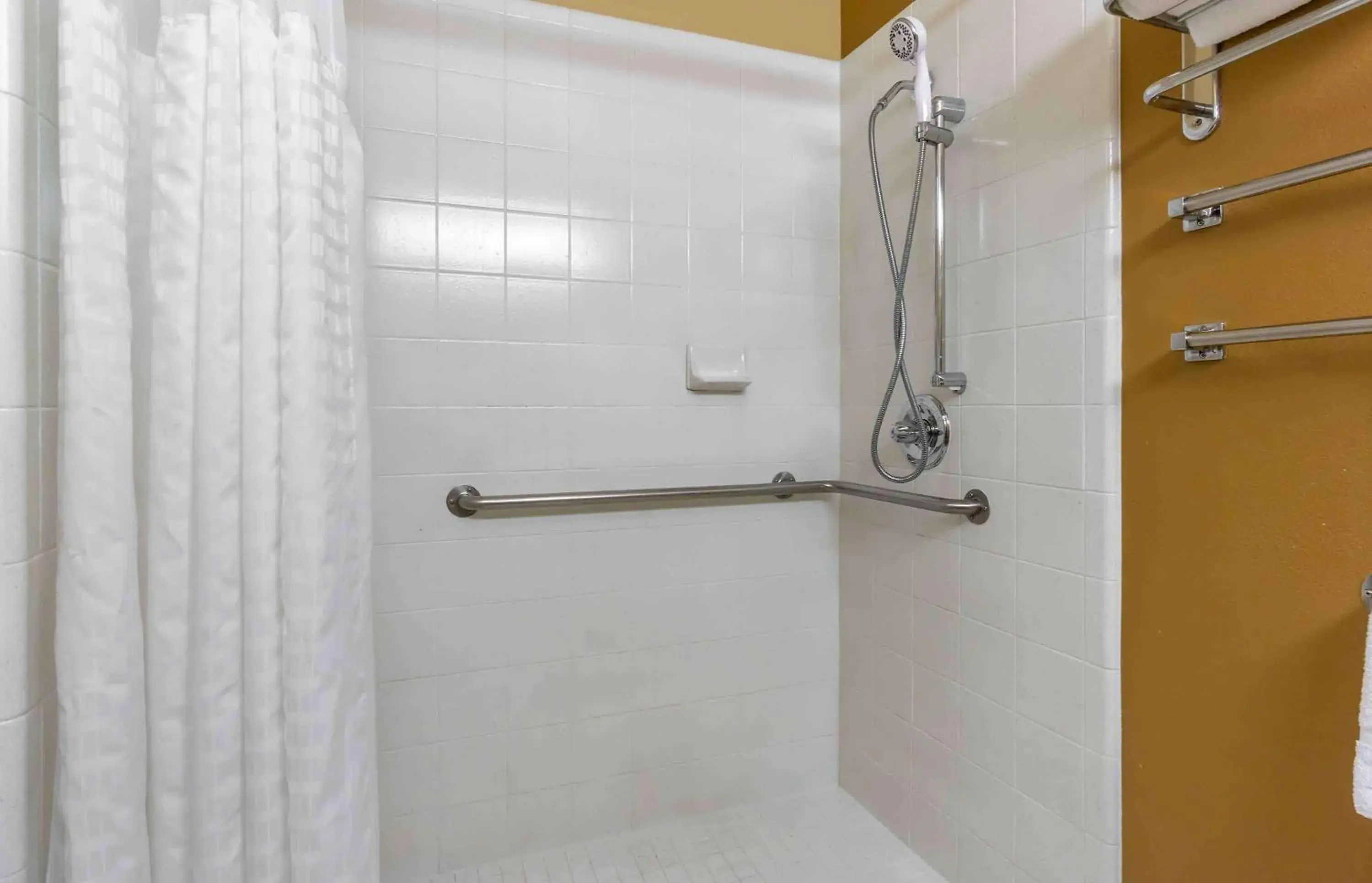 Bathroom in Extended Stay America Suites - Seattle - Bellevue - Factoria