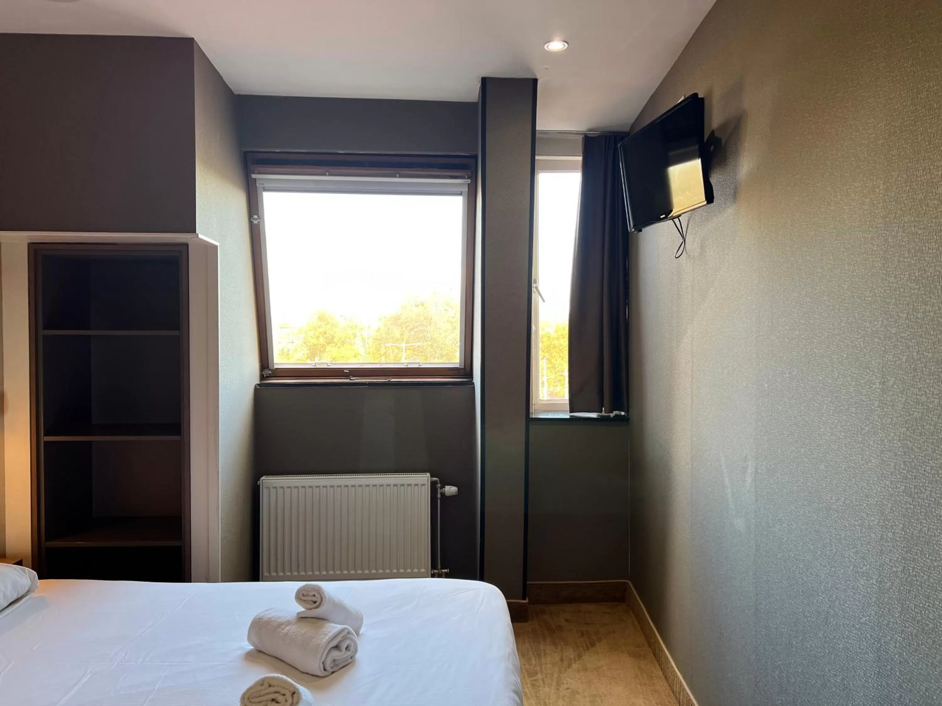 TV and multimedia, Bed in Blossoms City Hotel