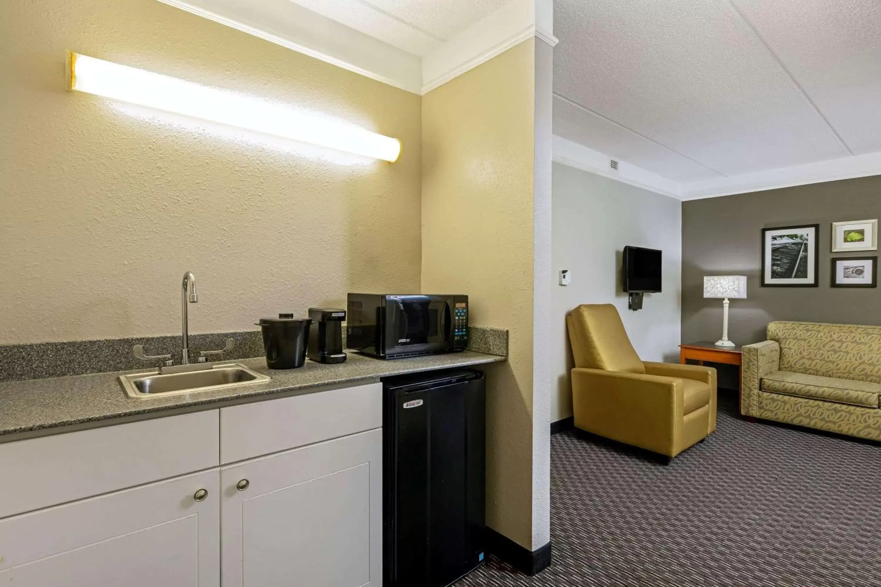 Photo of the whole room, Kitchen/Kitchenette in La Quinta by Wyndham Macon