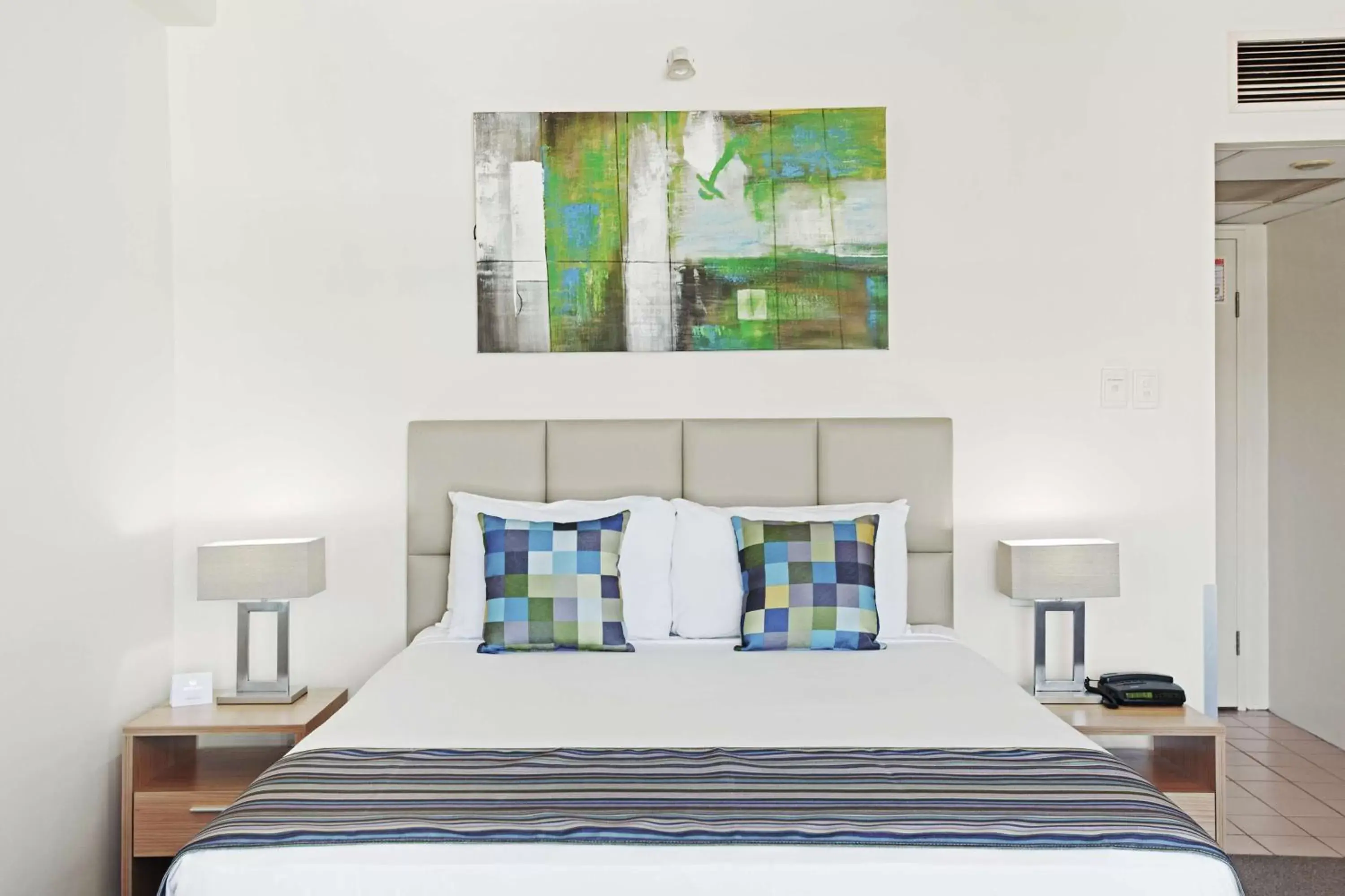 Bedroom, Bed in Rydges Esplanade Resort Cairns