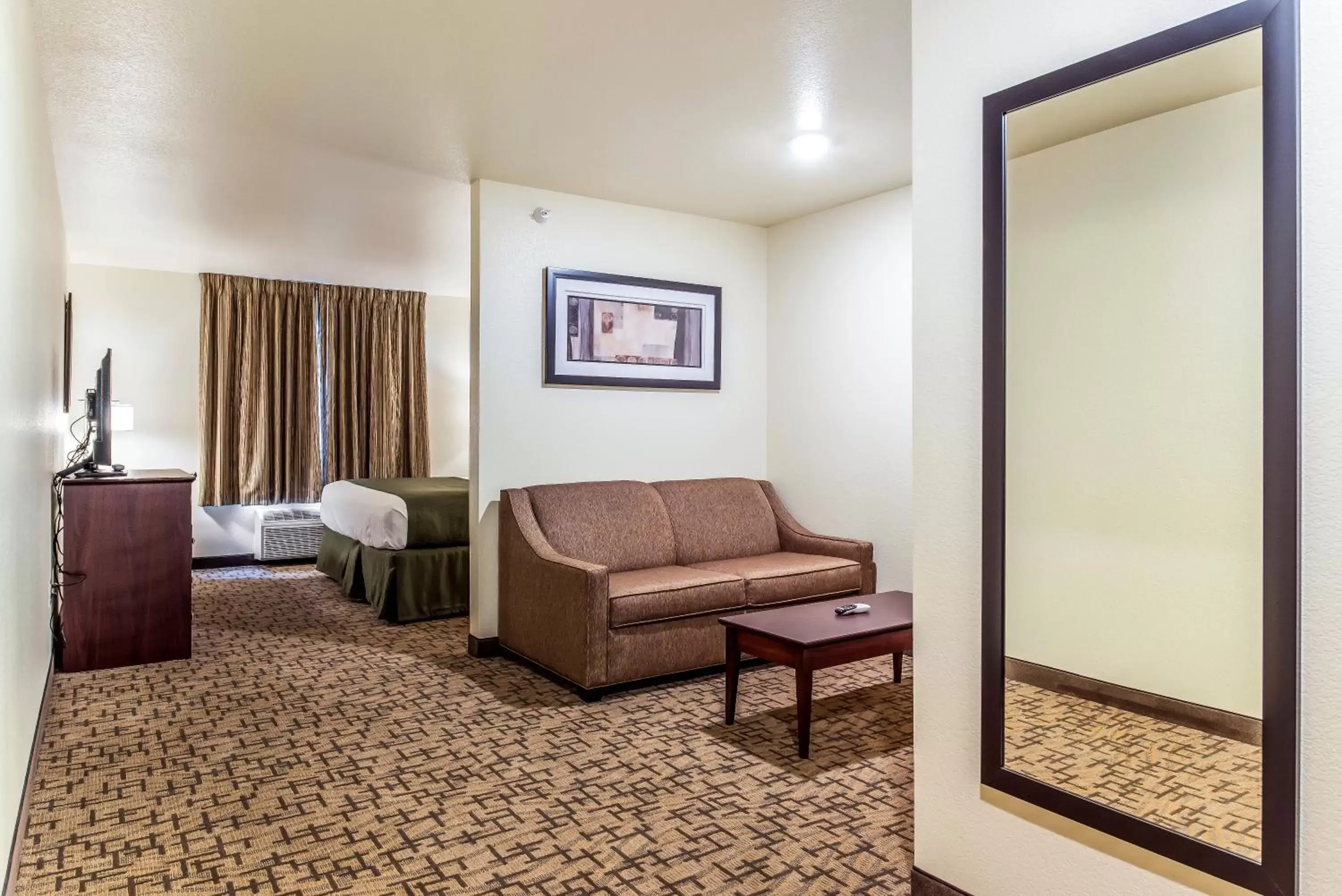 Bedroom, Seating Area in Cobblestone Hotel & Suites - Hutchinson
