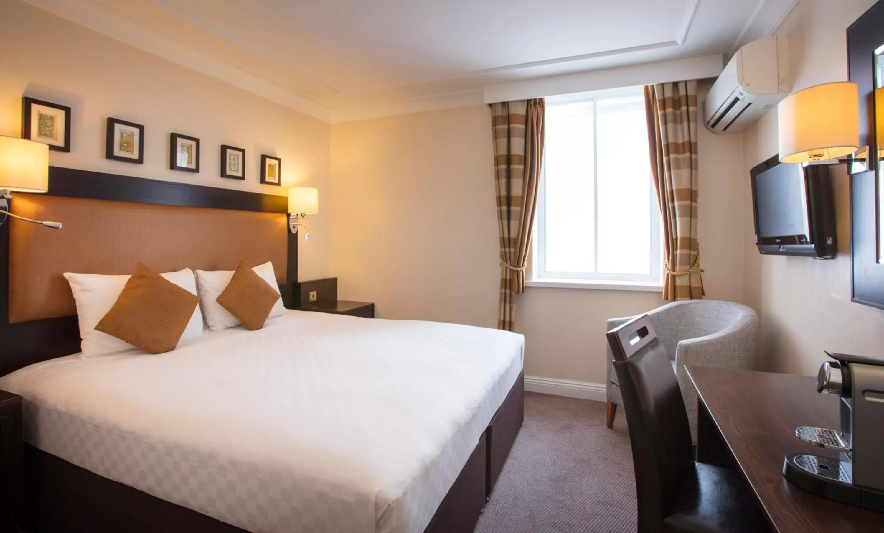 Deluxe King Room in Thistle London Heathrow Terminal 5