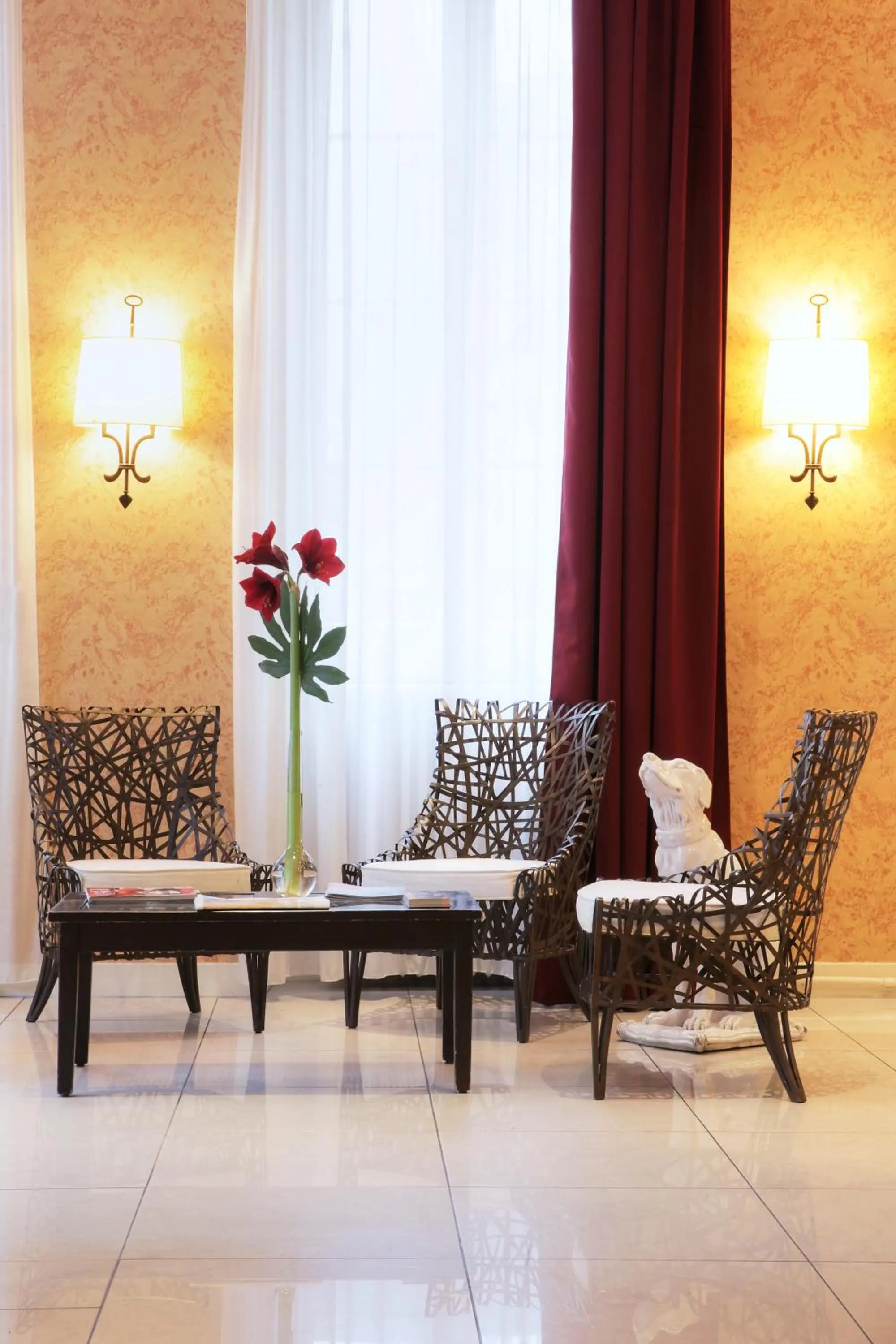 Communal lounge/ TV room in Best Western de Diane