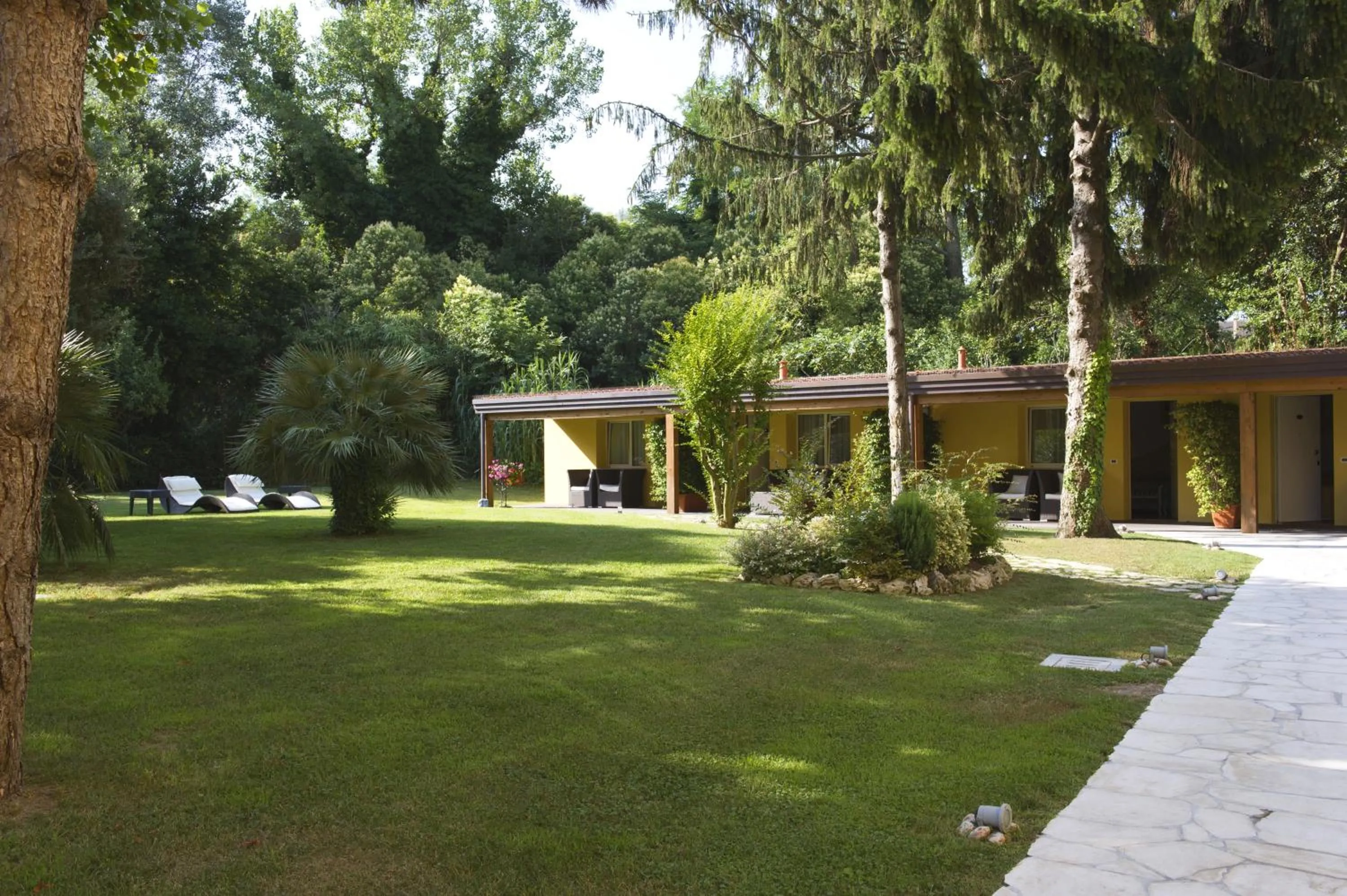 Garden in Viktoria Palace Hotel